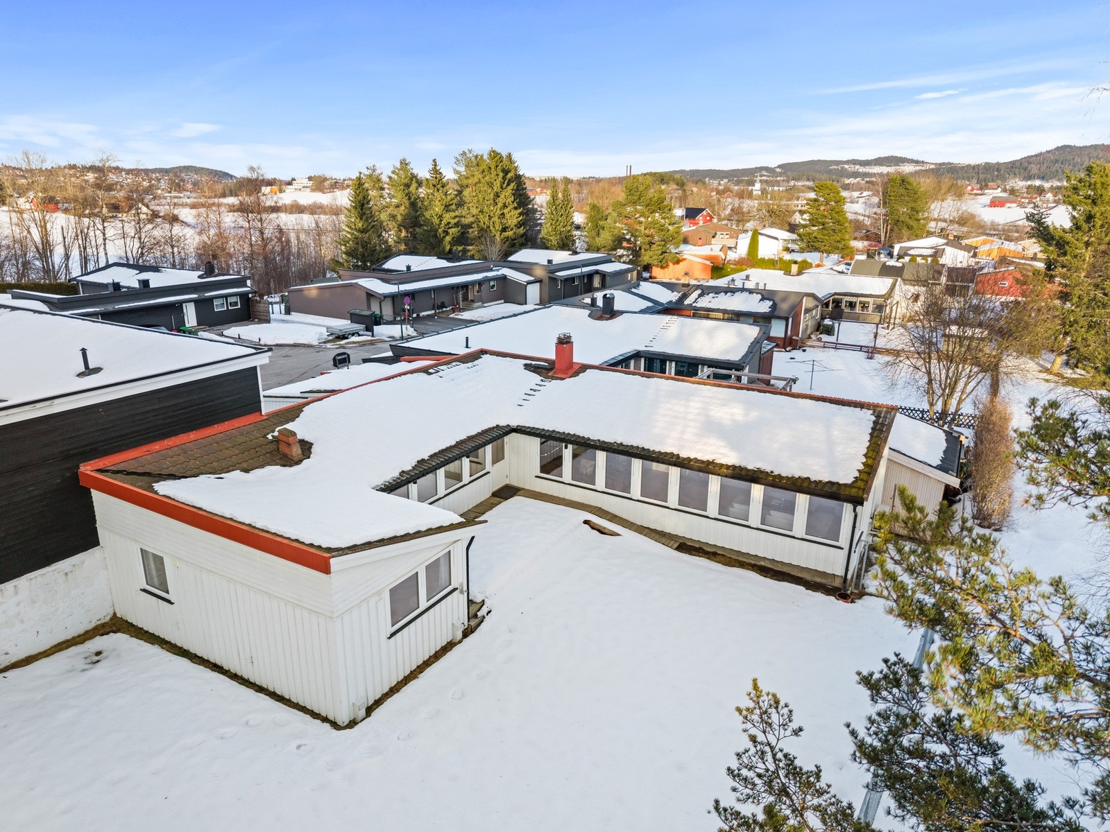 Den tilhørende hagen gir rikelig med plass til lek, hageprosjekter eller rolige sommerdager i grønne omgivelser. Galleribilde