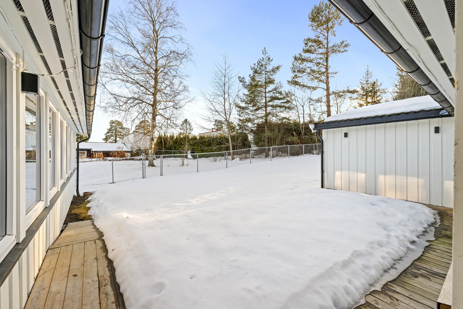 Uteområdet er en stor kvalitet ved boligen, med en romslig terrasse på ca. 26 m² som gir gode rammer for både avslapning og hyggelige sammenkomster. Galleribilde