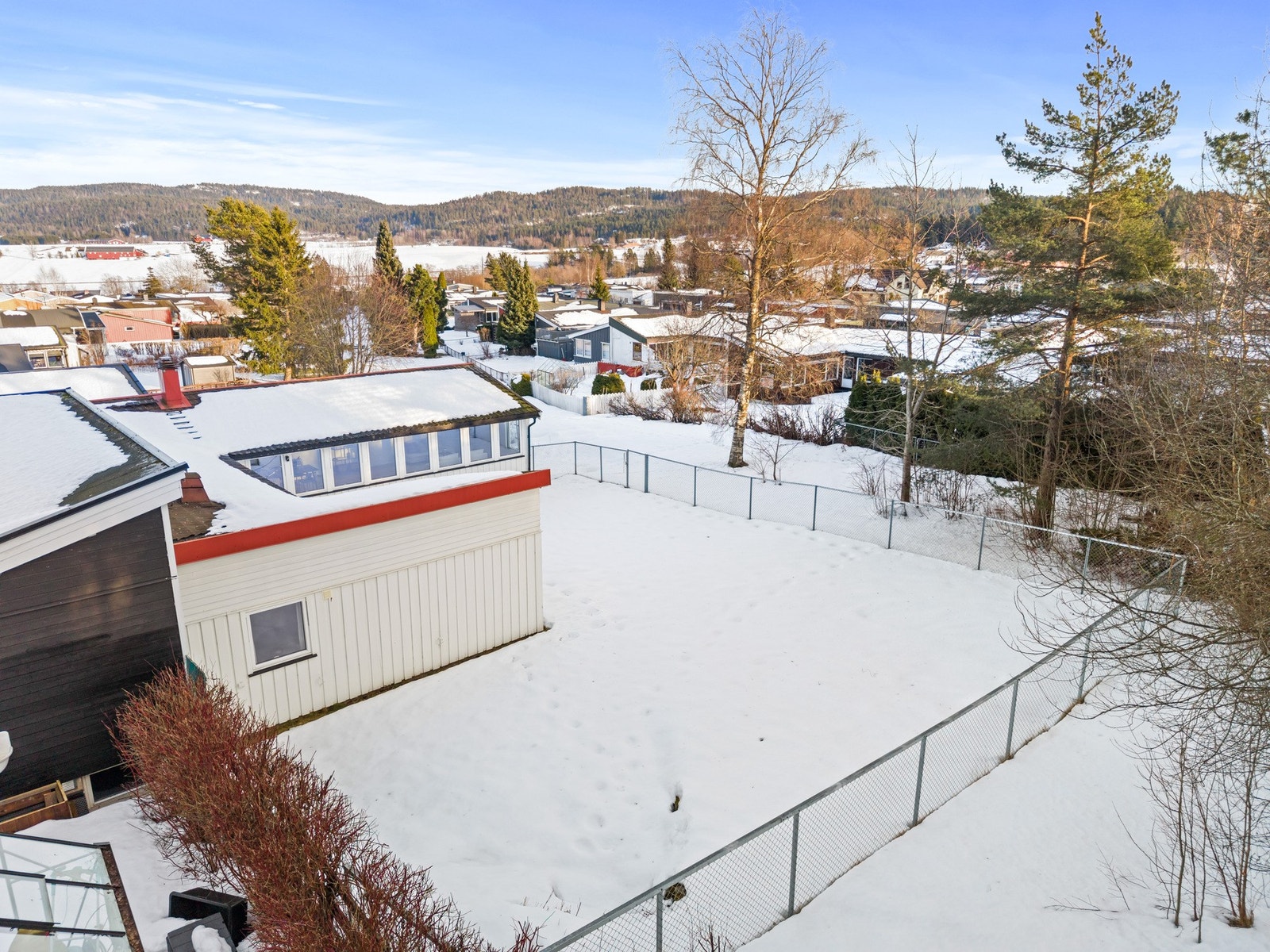 Her ligger alt til rette for et aktivt og sosialt uteliv, enten det er grilling på terrassen, morgenkaffe i solen eller lange sommerkvelder utendørs. Galleribilde