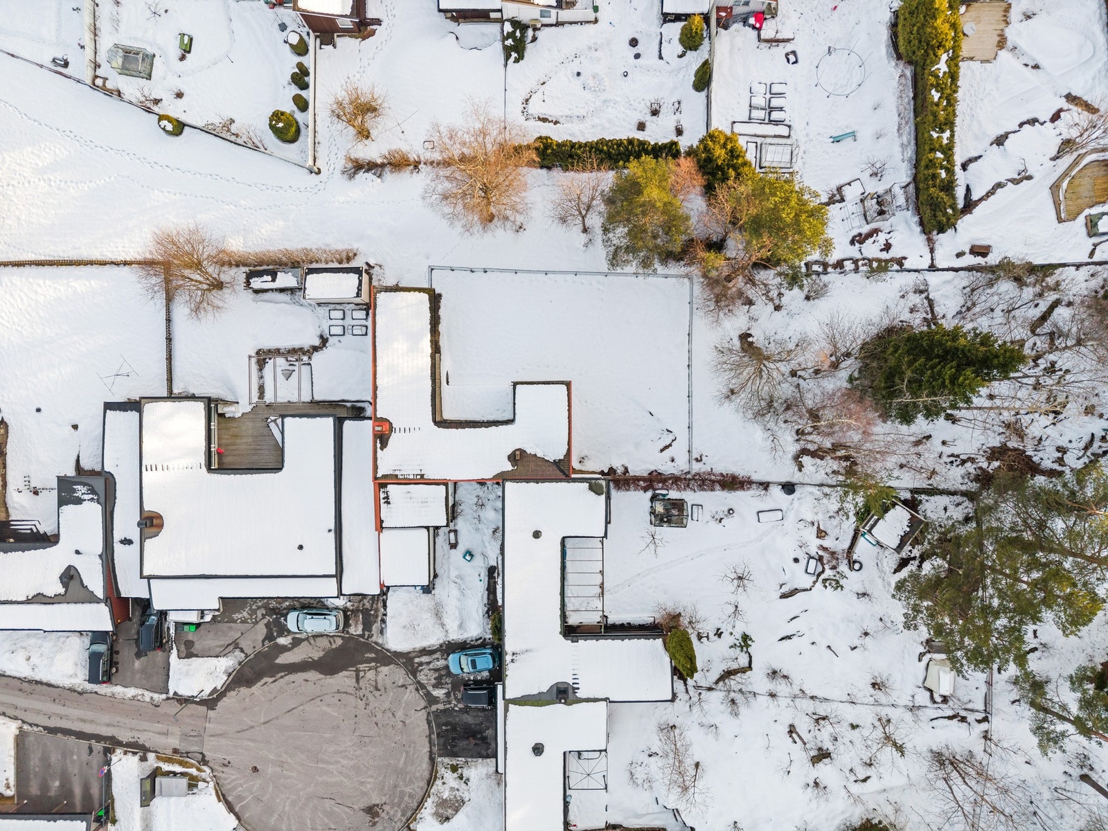 Oversiktsbilde av boligen og tomten sett i fugleperspektiv. Galleribilde