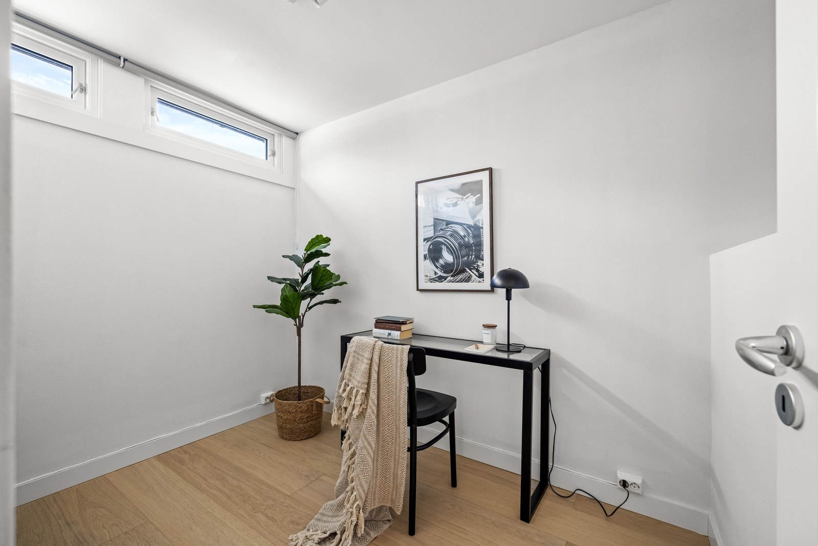 I tilknytning til entréen ligger et eget omkledningsrom som gir ekstra oppbevaringsplass og bidrar til en ryddig og funksjonell hverdag. Galleribilde