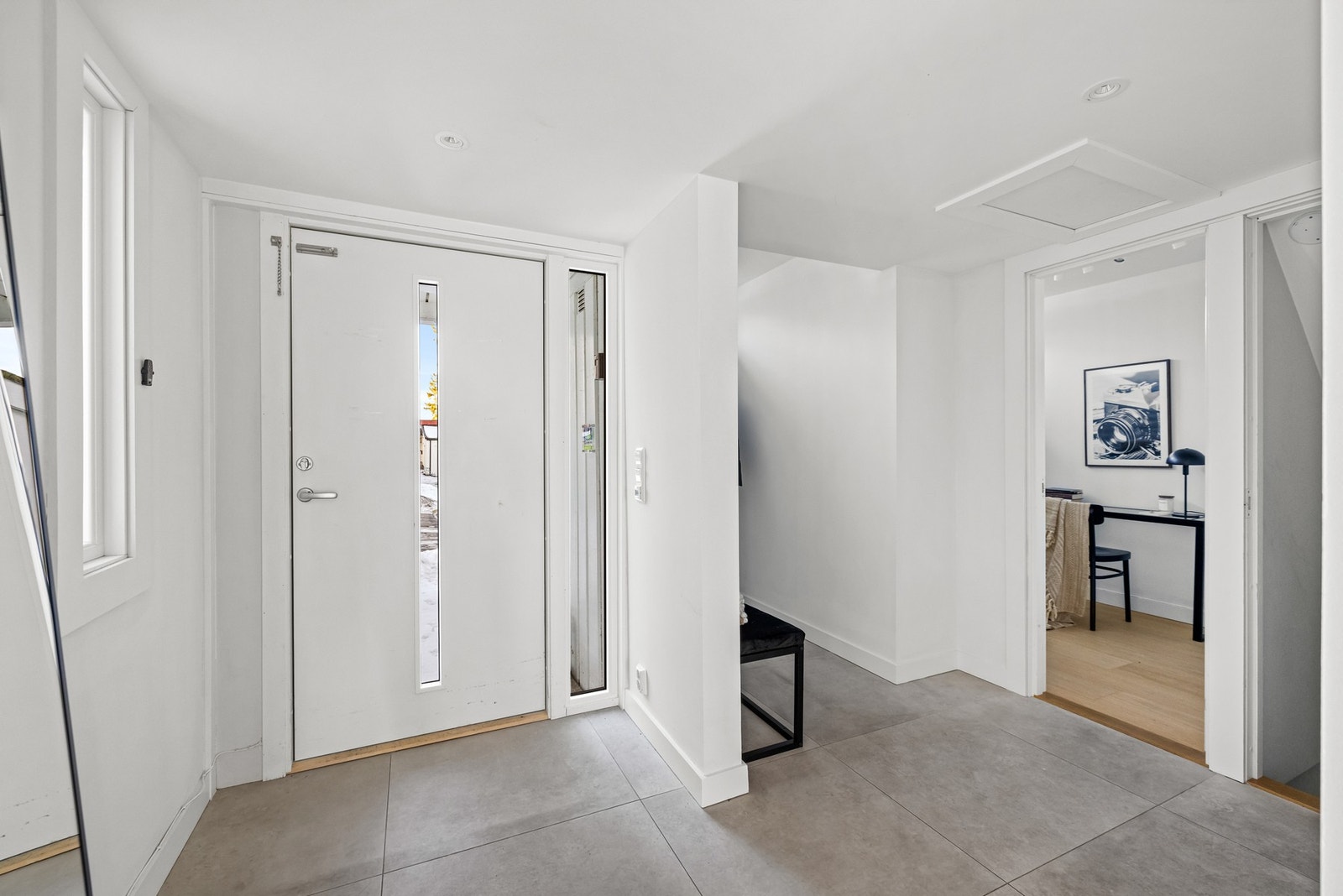 Første vi kommer til er en lys og luftig entré, noe som representerer resten av boligen godt også. Galleribilde