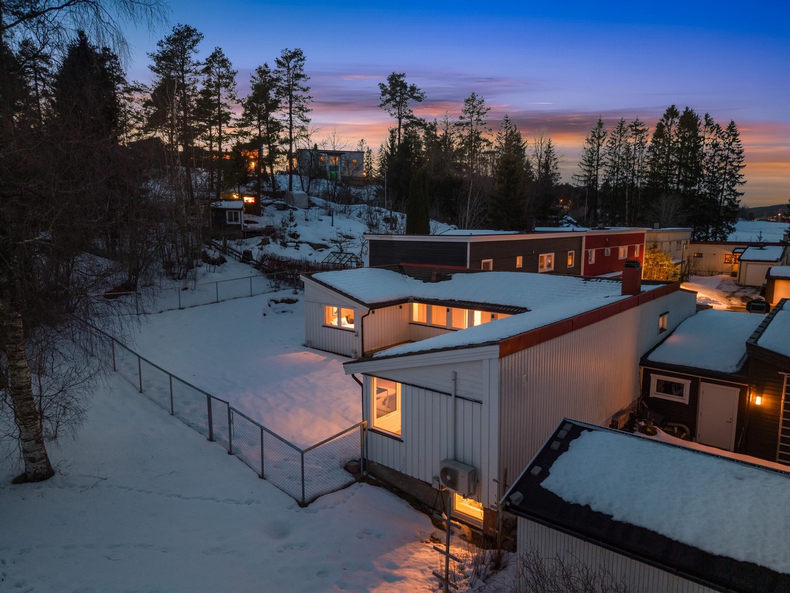 Når snøen etter hvert forsvinner, åpenbarer det seg en innbydende uteplass med god plass til både avslapning og hyggelige sammenkomster. Galleribilde