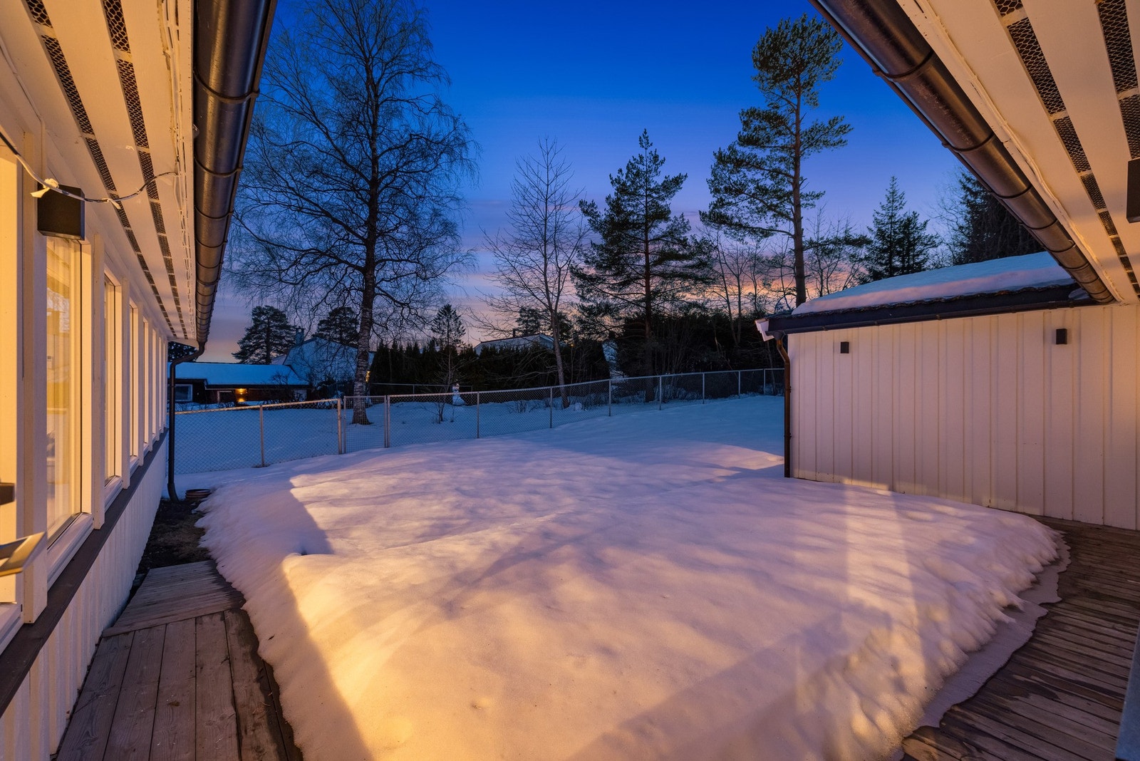 Selv om uteområdet nå er dekket av et mykt lag snø, gir bildene en fin pekepinn på den romslige terrassen og hagen som kan nytes gjennom vår- og sommersesongen. Galleribilde