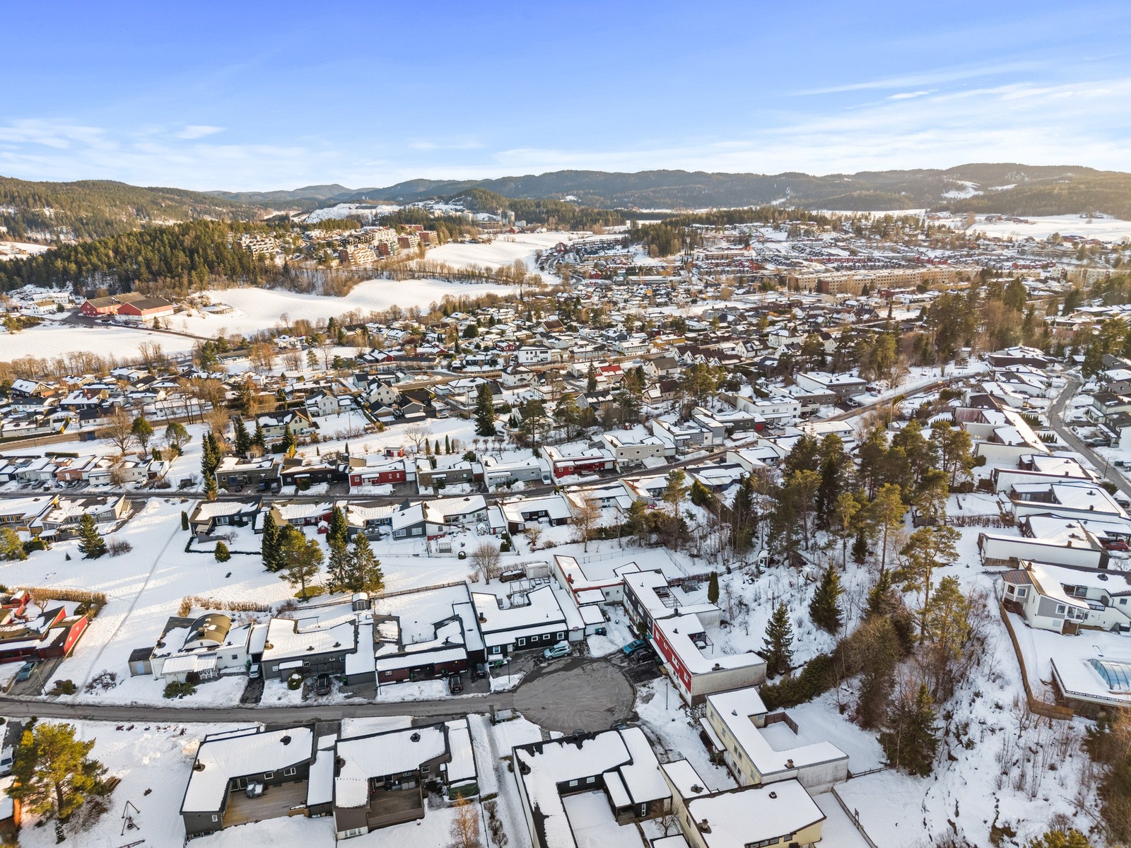Boligen ligger i et populært og barnevennlig boligområde på Sørli i Lørenskog kommune. Galleribilde