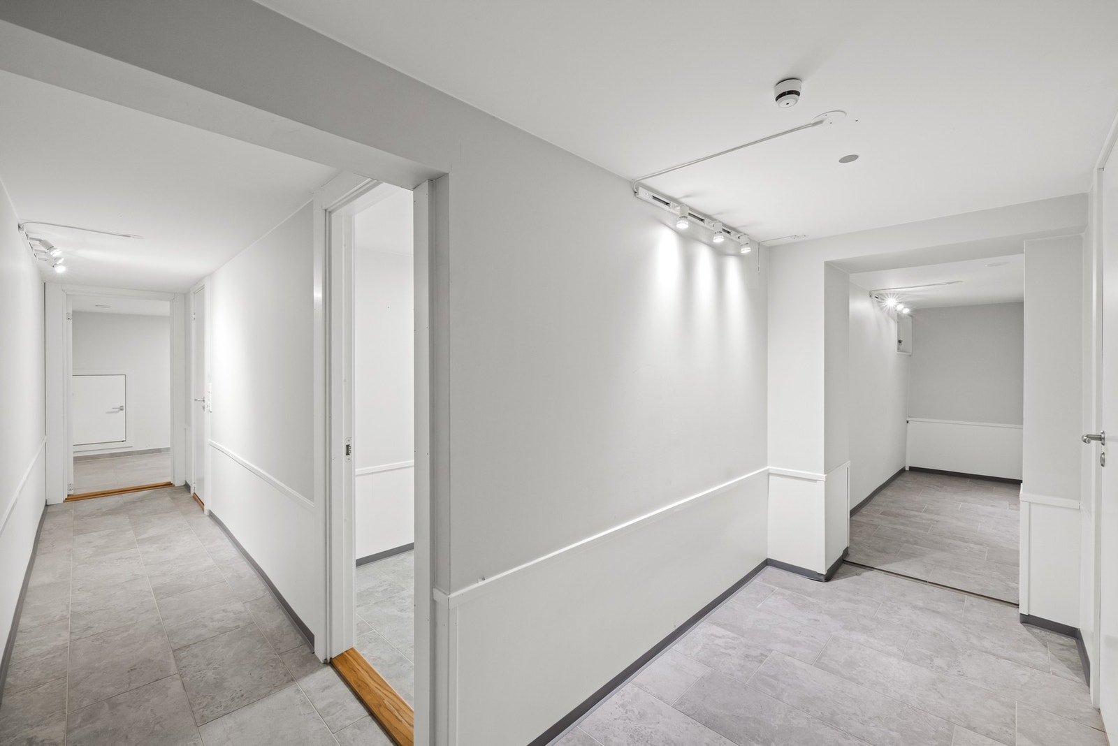 Boligen har i tillegg rikelig med lagringsplass i krypkjeller og tre separate kjellerboder. Galleribilde