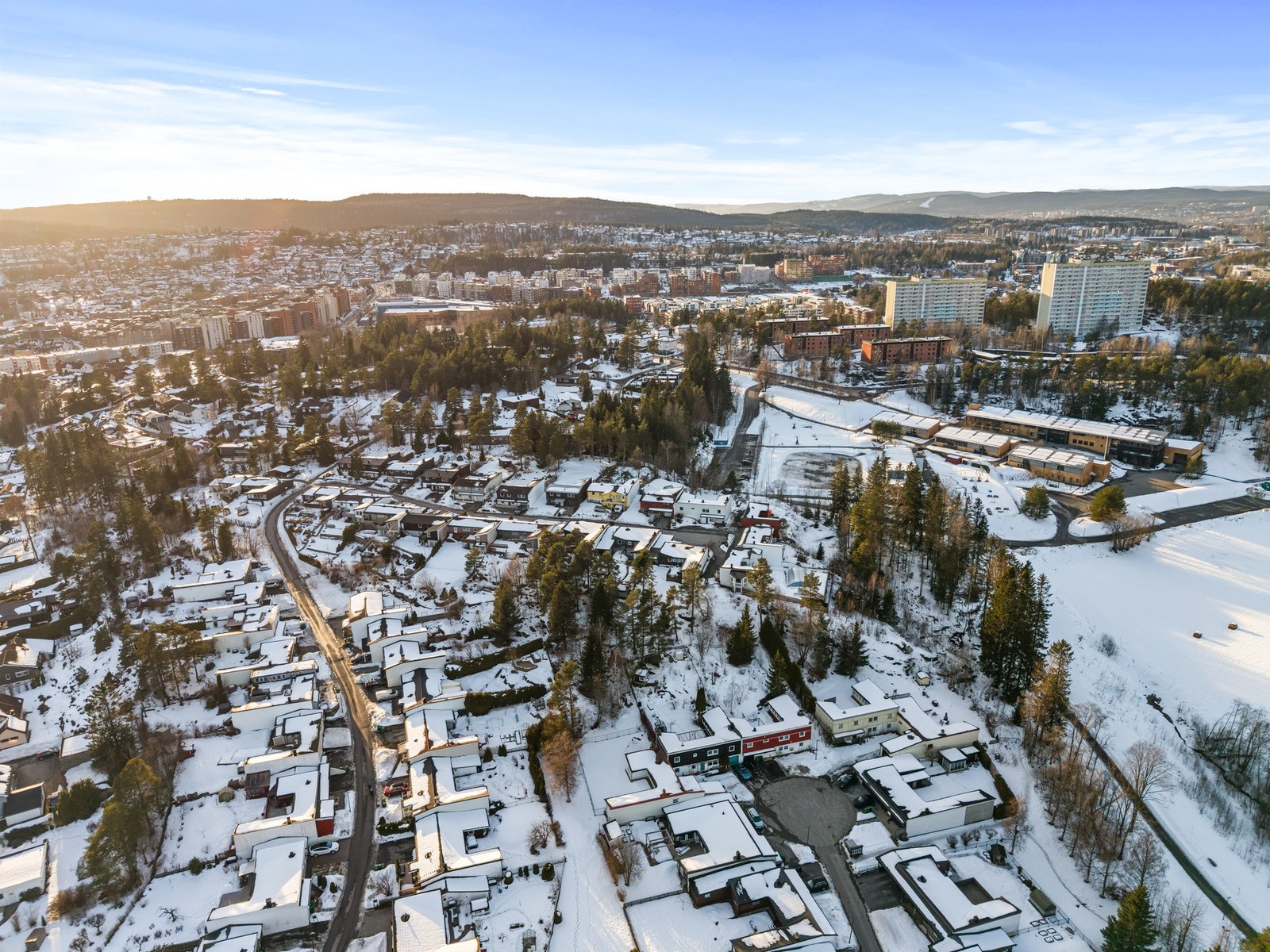 Her bor du med gangavstand til alle servicefunksjoner, store forretningssentre og kulturhus, samt kollektivtilbud med god forbindelse til Oslo S. Galleribilde