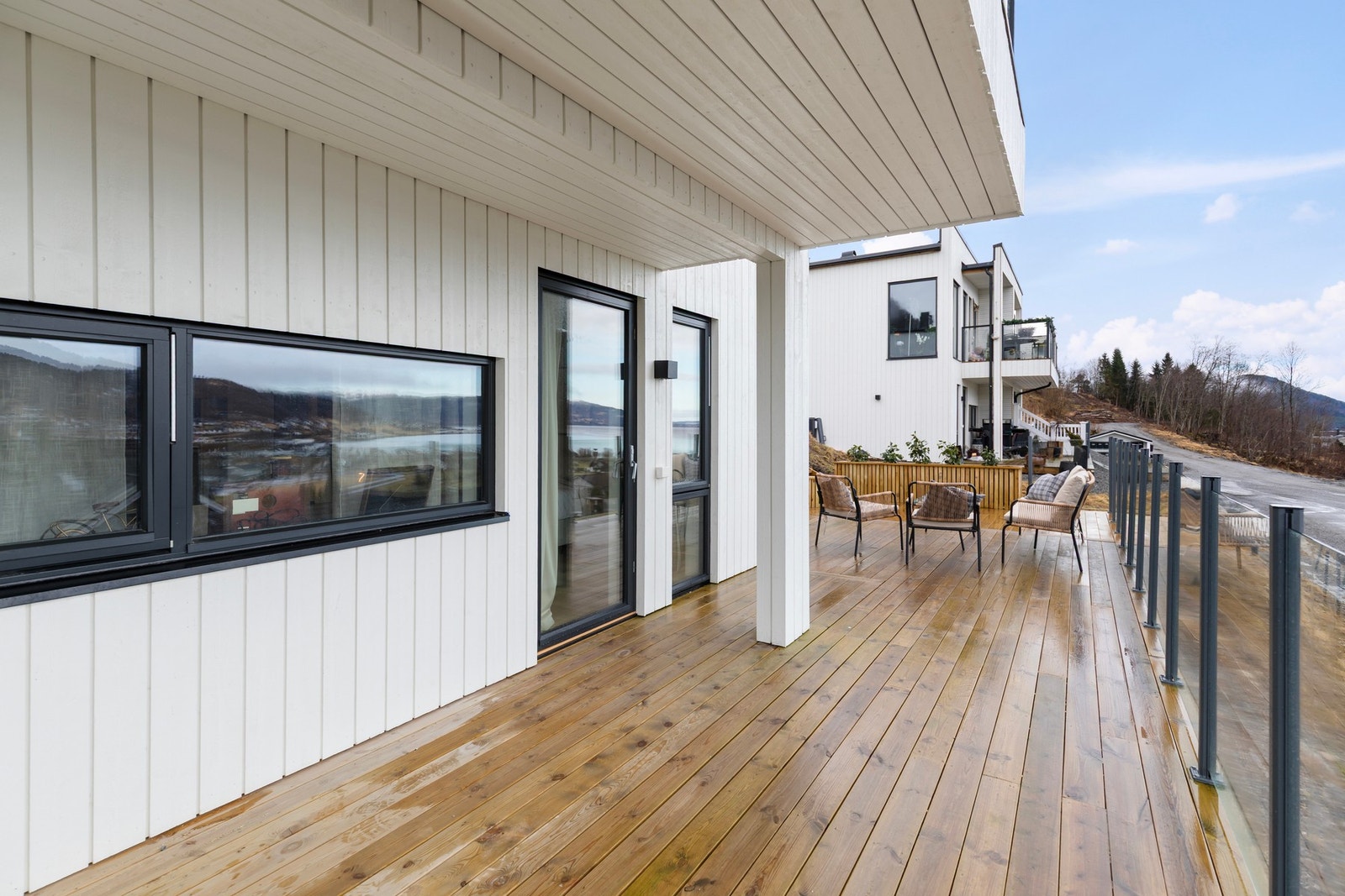 Stor terrasse i front. Galleribilde