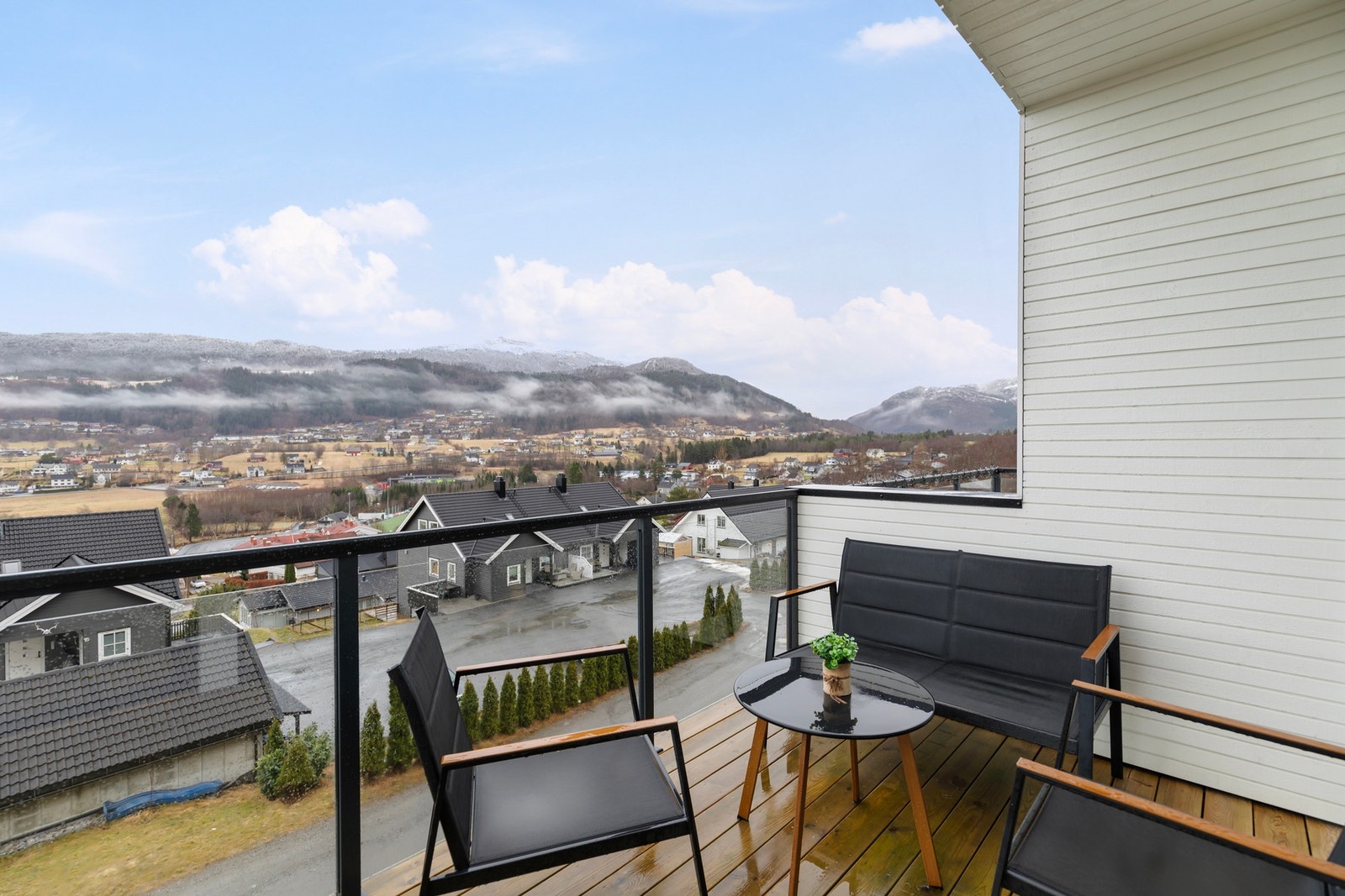 Nydelig utsikt mot fjord og fjell, samt kveldssol til cirka kl. 23 midtsommers. Galleribilde