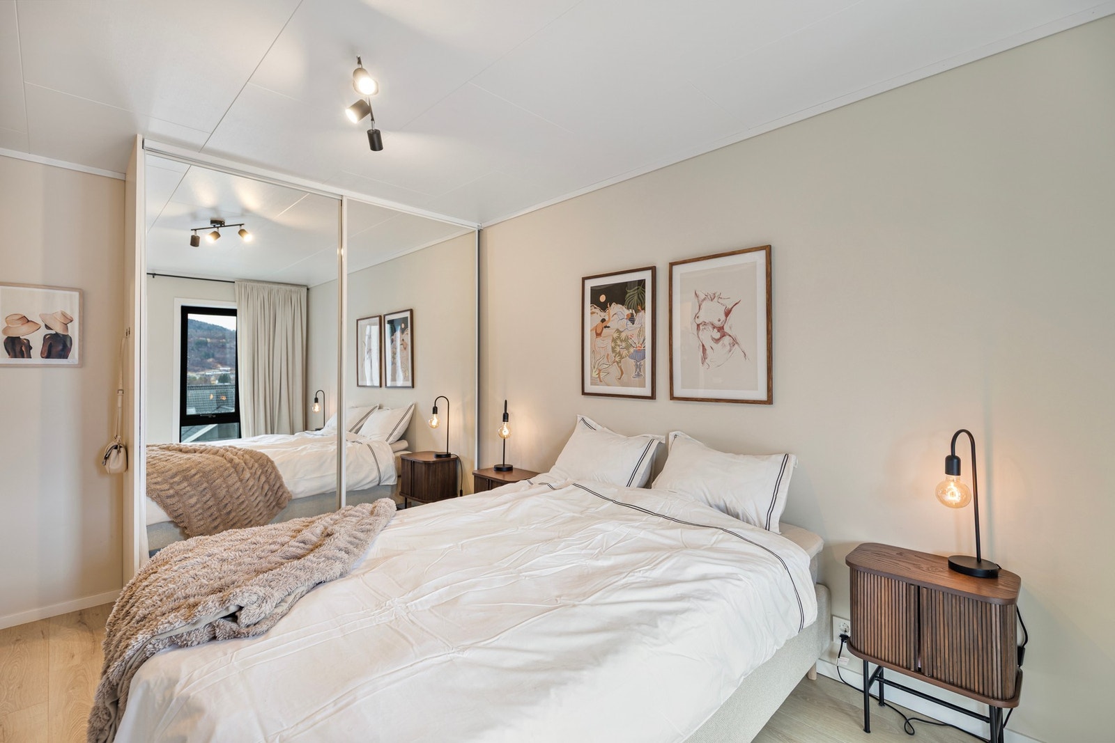 Stor skyvedørsgarderobe. Galleribilde