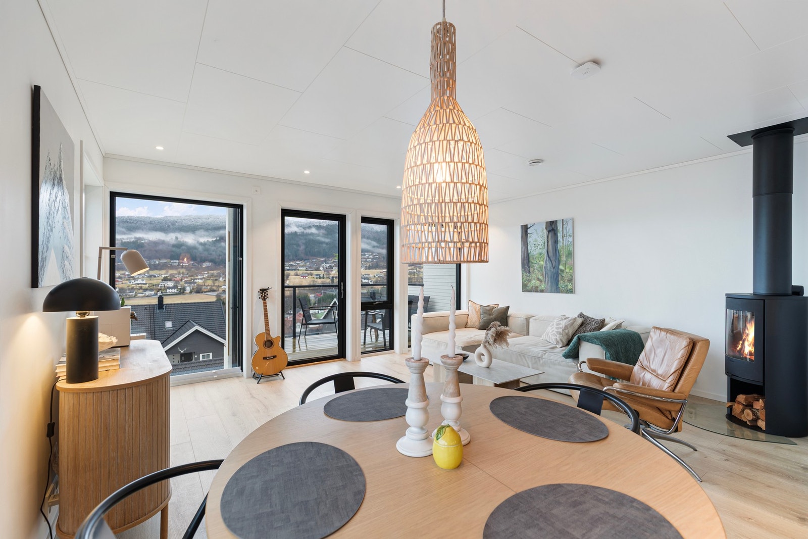 Fra stue er det utgang til balkong. Galleribilde