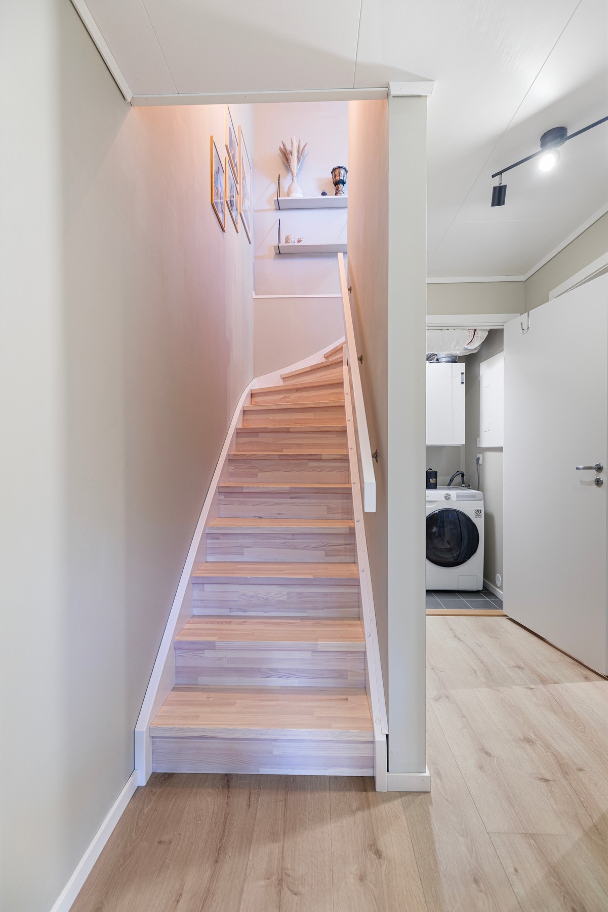 Gang i underetasje. Her ligger innvendig bod på 3 kvm med varmtvannsbereder, ventilasjonsanlegg og opplegg for vaskemaskin. Galleribilde