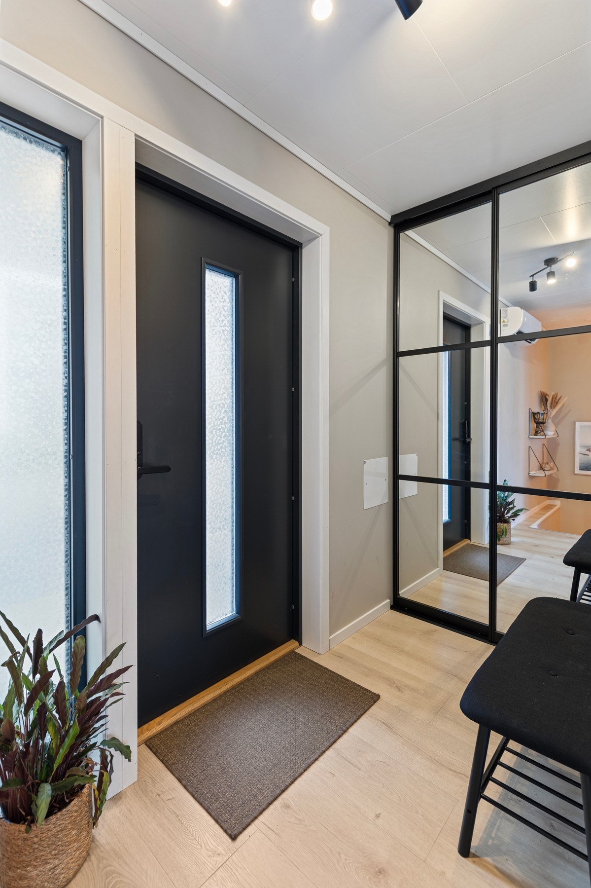 Gang med skyvedørsgarderobe med speilfronter. Galleribilde