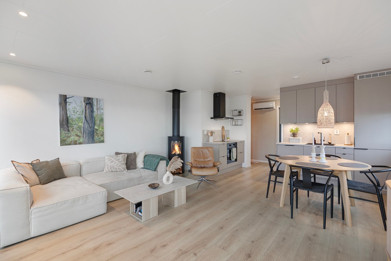 Kjøkkenet ligger i åpen løsning mot stue og har innredning fra HTH i grå, slette fronter. Galleribilde