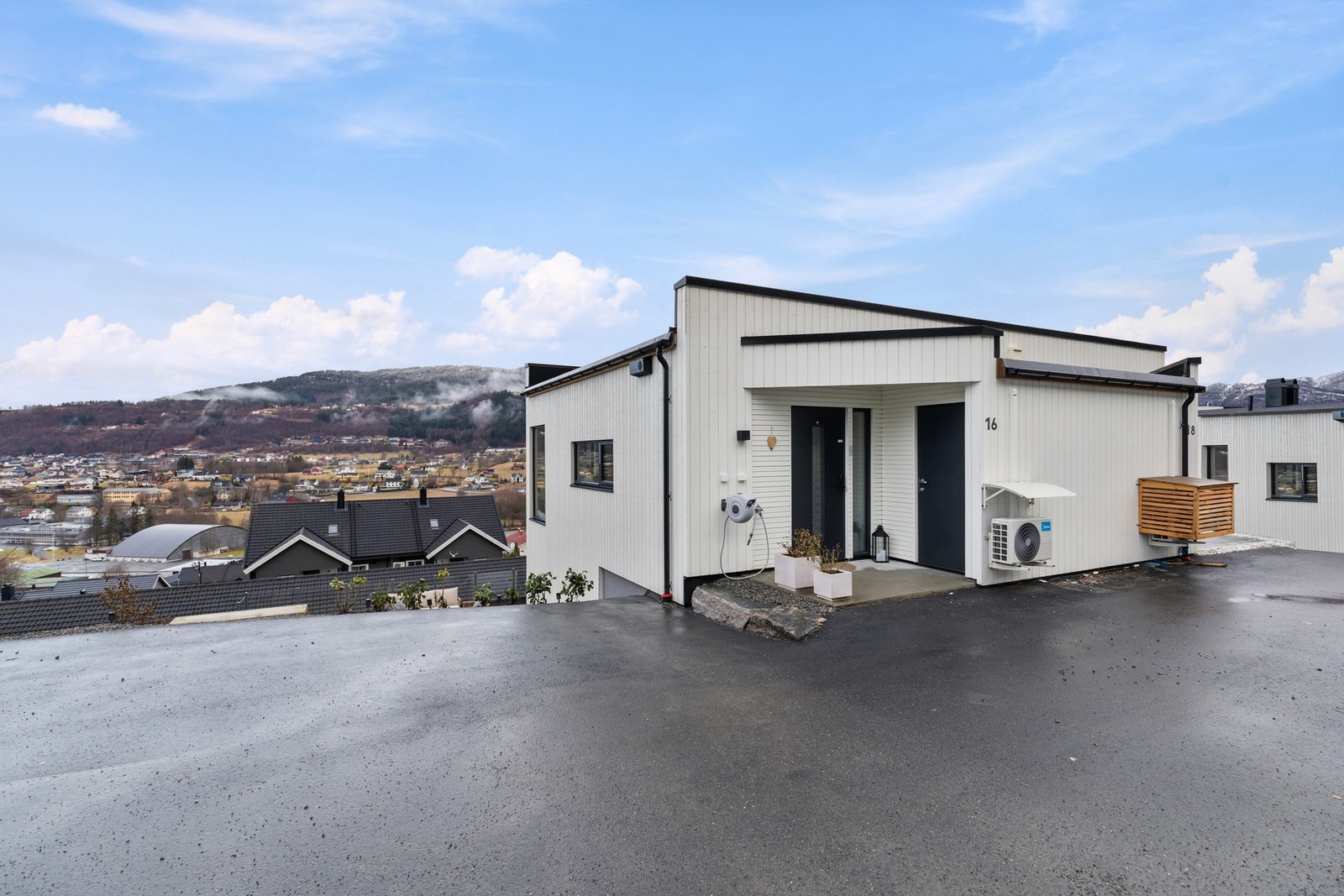 Gode parkeringsmuligheter på asfaltert biloppstillingsplass like utenfor inngangsdøren. Galleribilde