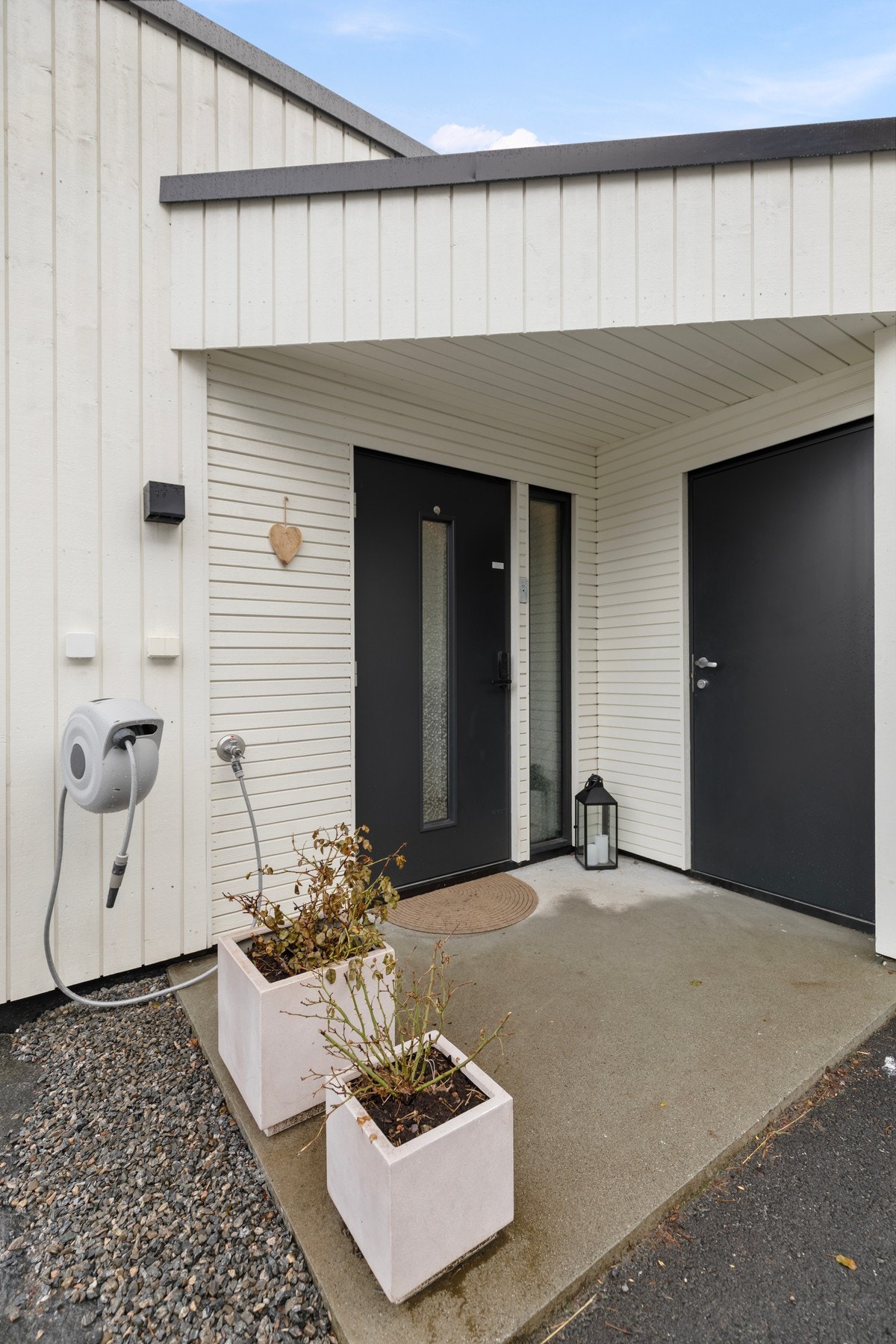 Inngansparti med tilhørende sportsbod. Galleribilde