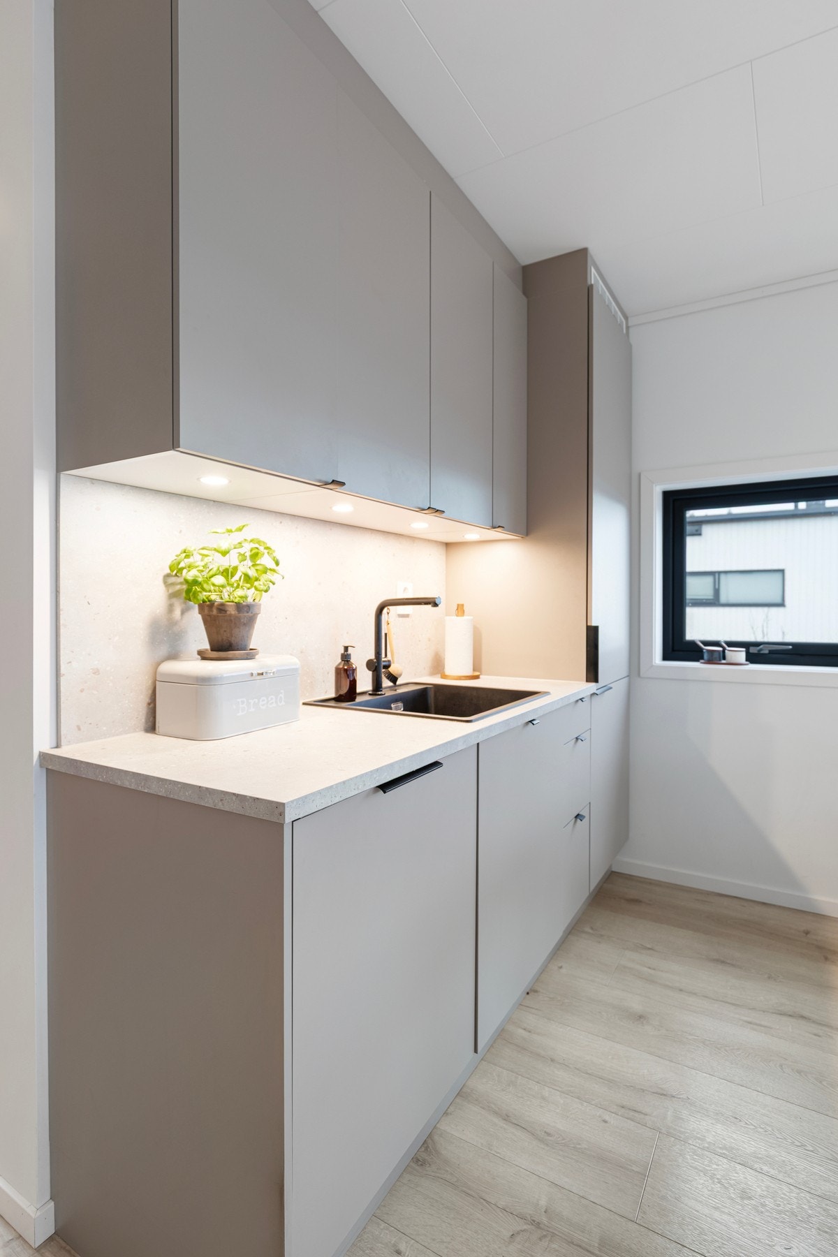 Innredningen har takhøye skap, enkelte skuffeseksjoner med skuff-i-skuff løsning, laminat benkeplate, ventilator og integrerte hvitevarer; stekeovn, platetopp, oppvaskmaskin og kjøleskap med frysedel. Galleribilde