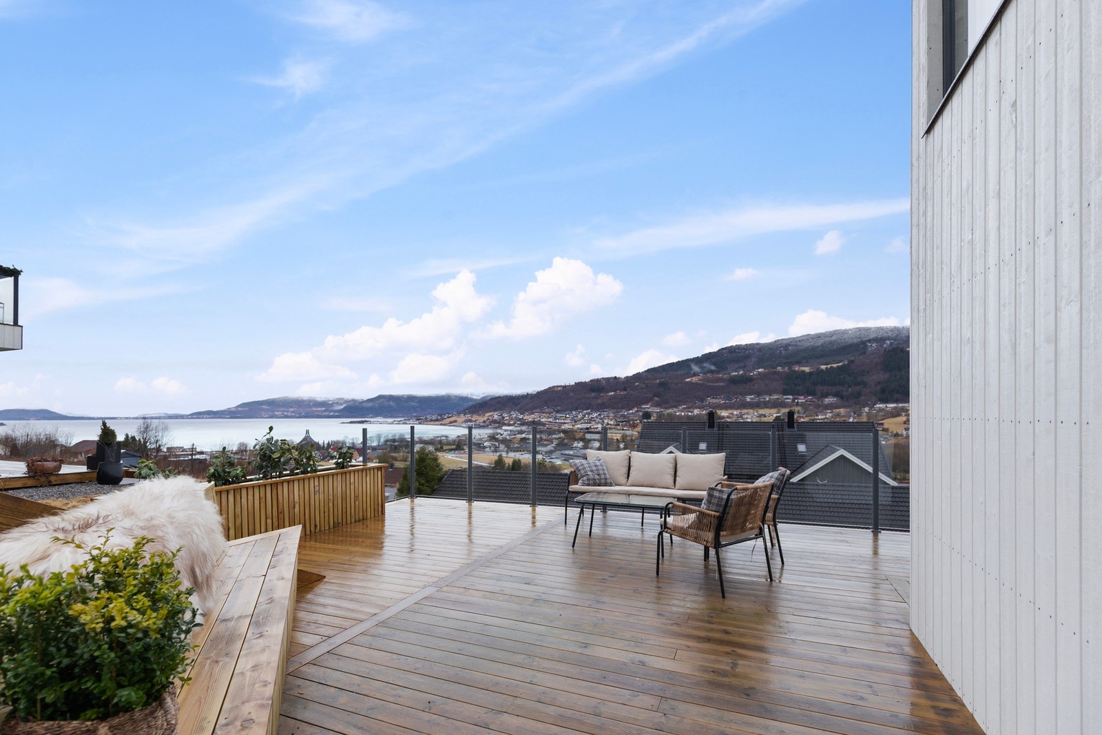 Her er det tillaget med sittebenk og beplantning. Galleribilde