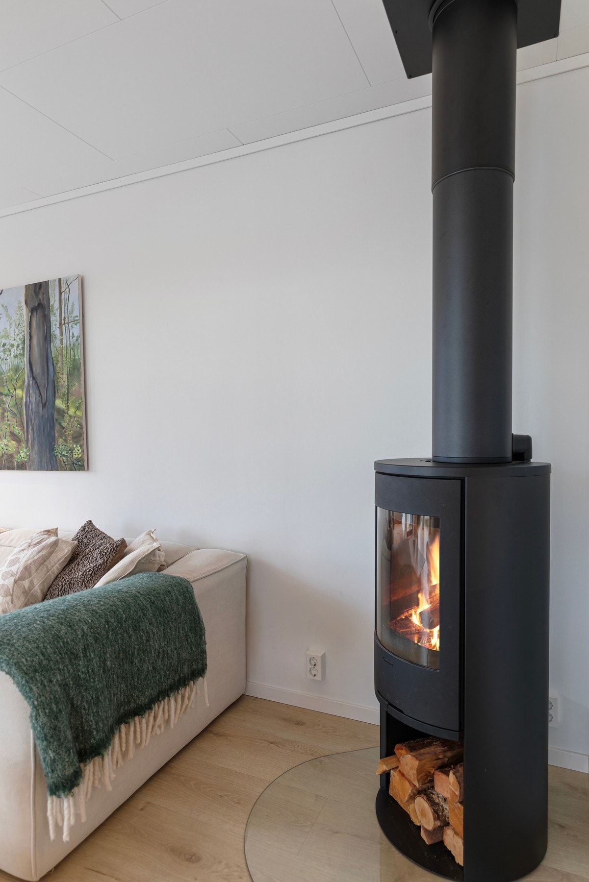 I stue er det oppvarming fra vedovn som ble montert i desember 2024. I tillegg er det montert varmepumpe i hovedetasjens gang. Galleribilde