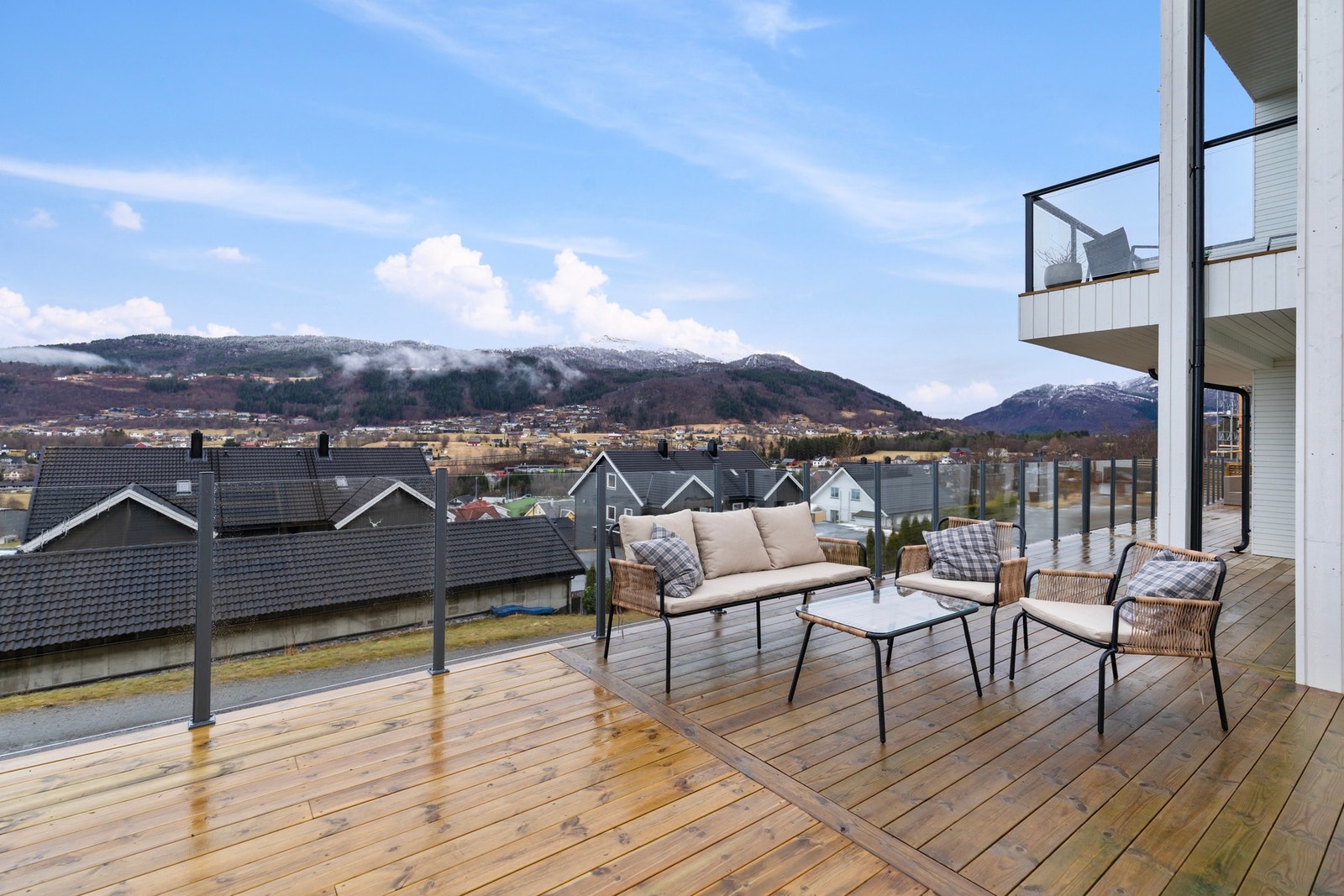 God plass til flere sittegrupper. Galleribilde