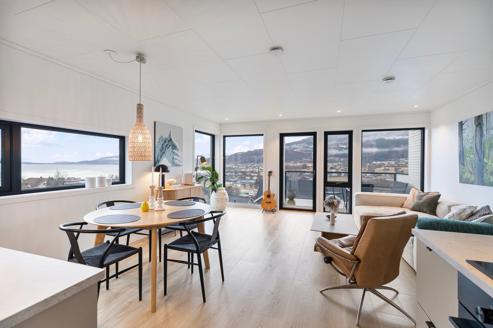 Stuen har store vindusflater som går fra tak til gulv noe som gjør at utsikten kan nytes fra sofakroken. Galleribilde