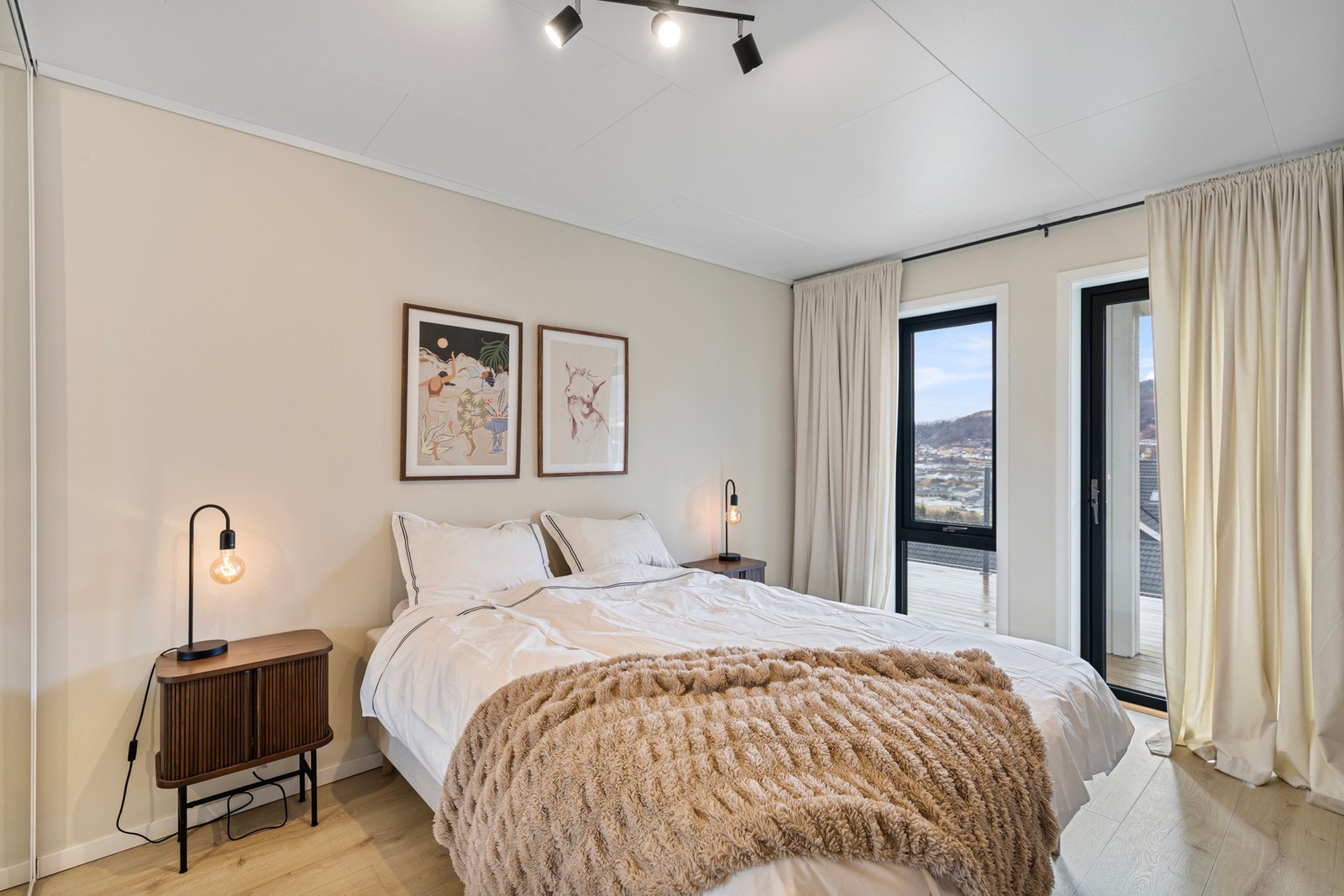 Boligen har to soverom i underetasjen. Ett av rommene i underetasjen har utgang til terrassen i front som ble bygget og utvidet i 2024/2025. Galleribilde