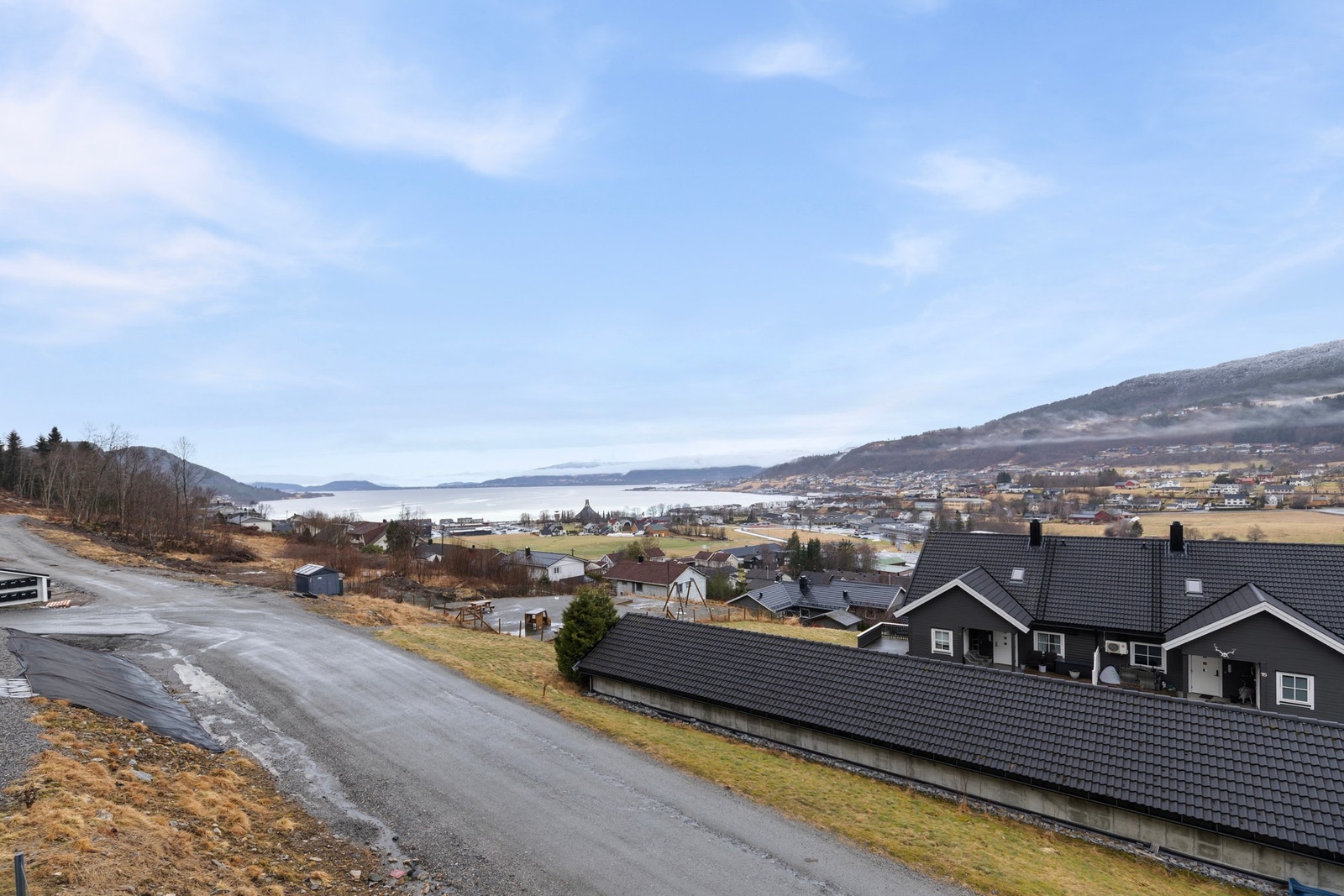 Boligen har en flott og sentrumsnær beliggenhet, cirka 1 kilometer unna sentrum med de fleste servicetilbud/fasiliteter. Galleribilde