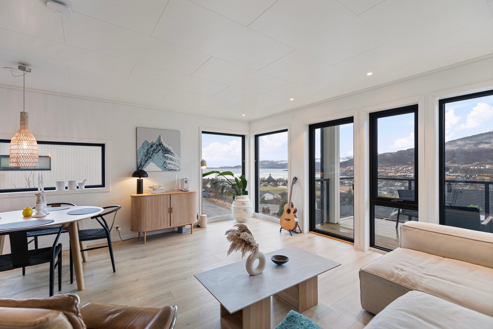 Boligen ligger mot vest og har hjørnevindu hvor utsikten mot Sykkylvsfjorden og Storfjorden kan nytes til det fulle. Galleribilde