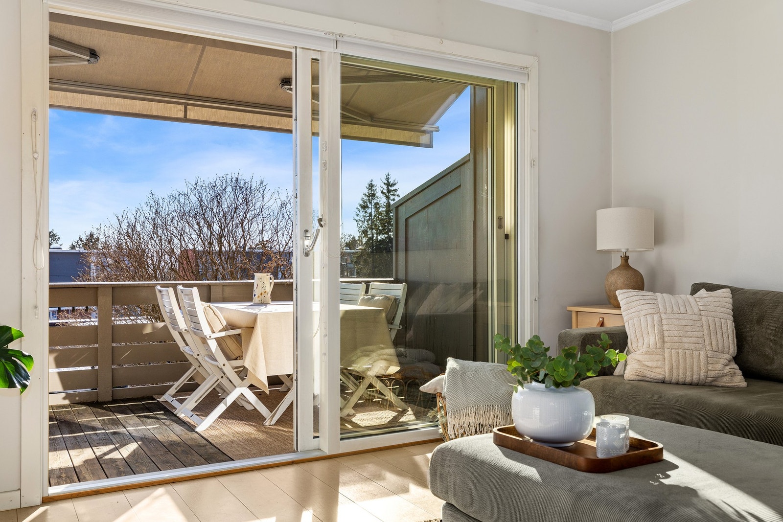 Stue har skyvedørsadkomst til en sørvendt veranda på rundt 11 m² Galleribilde