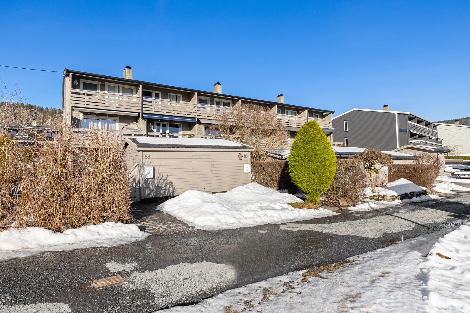 Boligen ligger fritt og fint til i et rolig og veletablert bomiljø. Utvendig bod på 7 kvm (m/strøm og belysning) Galleribilde