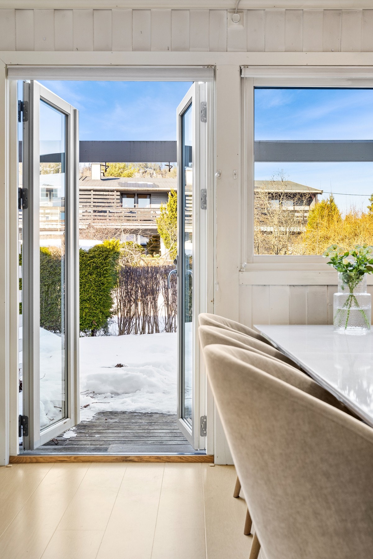 Rommet kjennes lyst og luftig med dobbelfløyet dør til uteplass Galleribilde