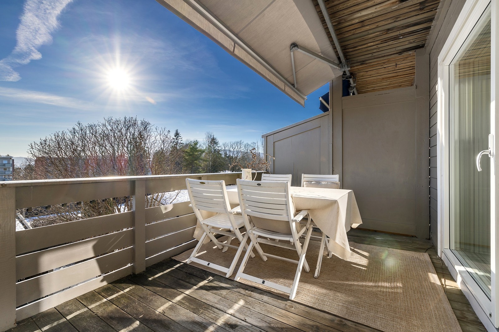 Det er montert markise og skjermvegger i tilknytting til verandaen Galleribilde