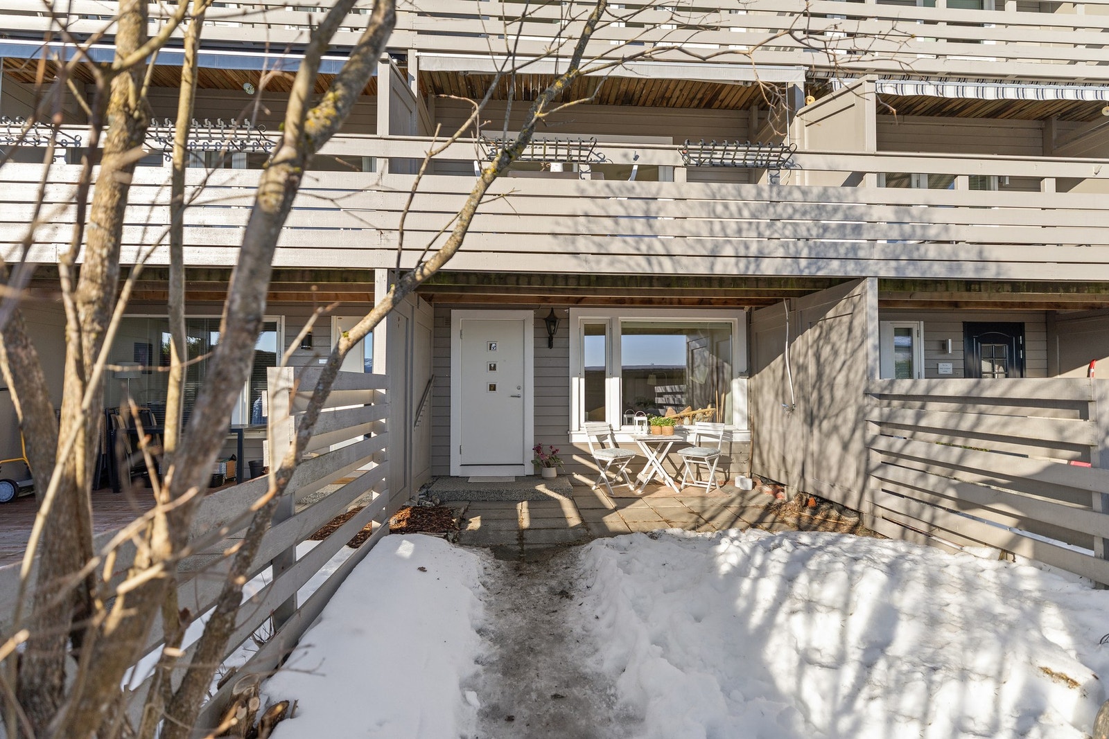 Boligen har adkomst via egen forhage og et overbygget inngangsparti med uteplass Galleribilde