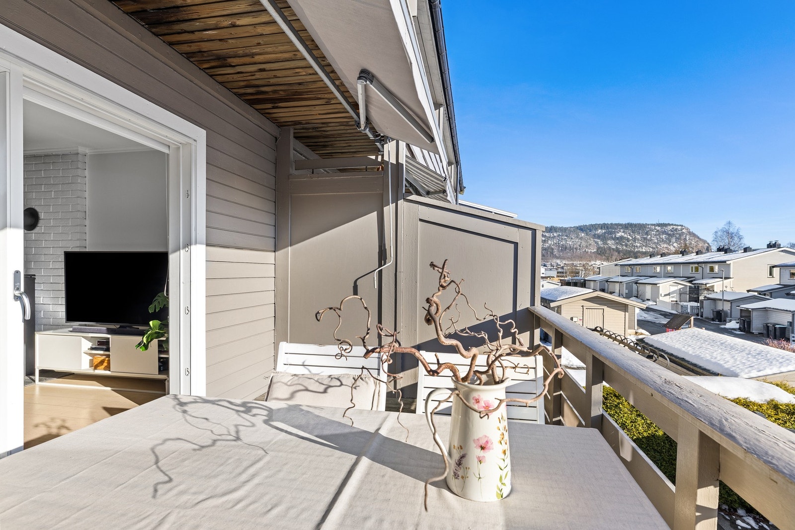 Veranda ved stue har fin utsikt til Kolsåstoppen Galleribilde