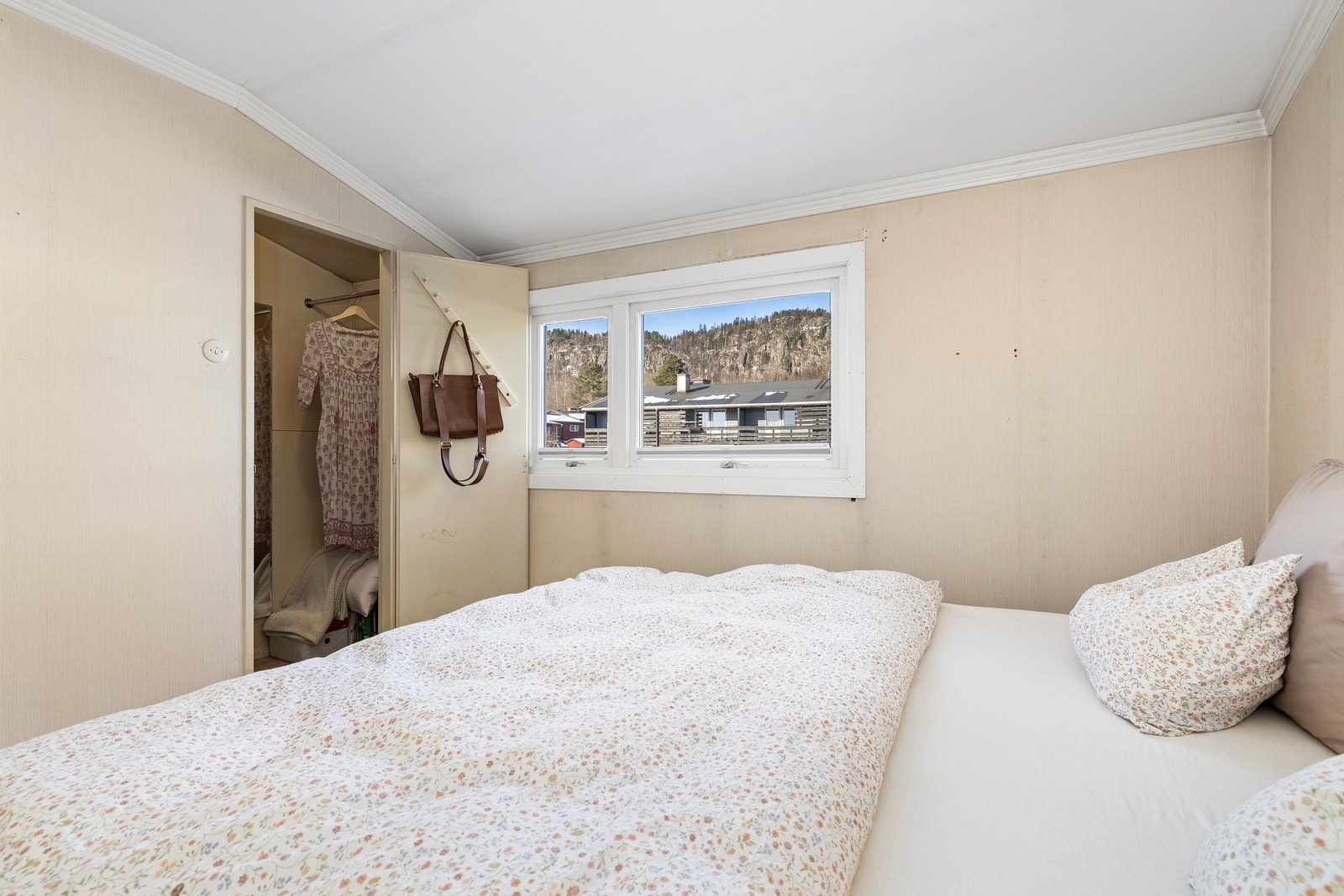 Hovedsoverom gir tilgang til lagring i et praktisk kott Galleribilde