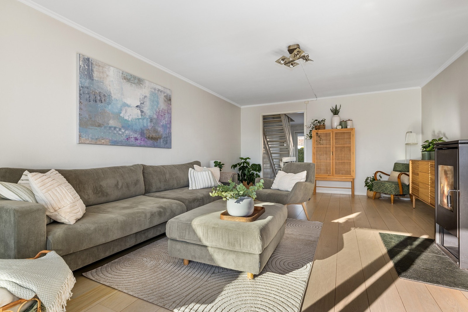 Stuen har godt areal med mulighet for møblering i soner Galleribilde