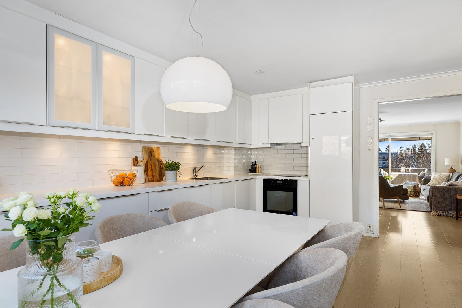 Boligen har et kjøkken fra 2017 med integrerte hvitevarer Galleribilde