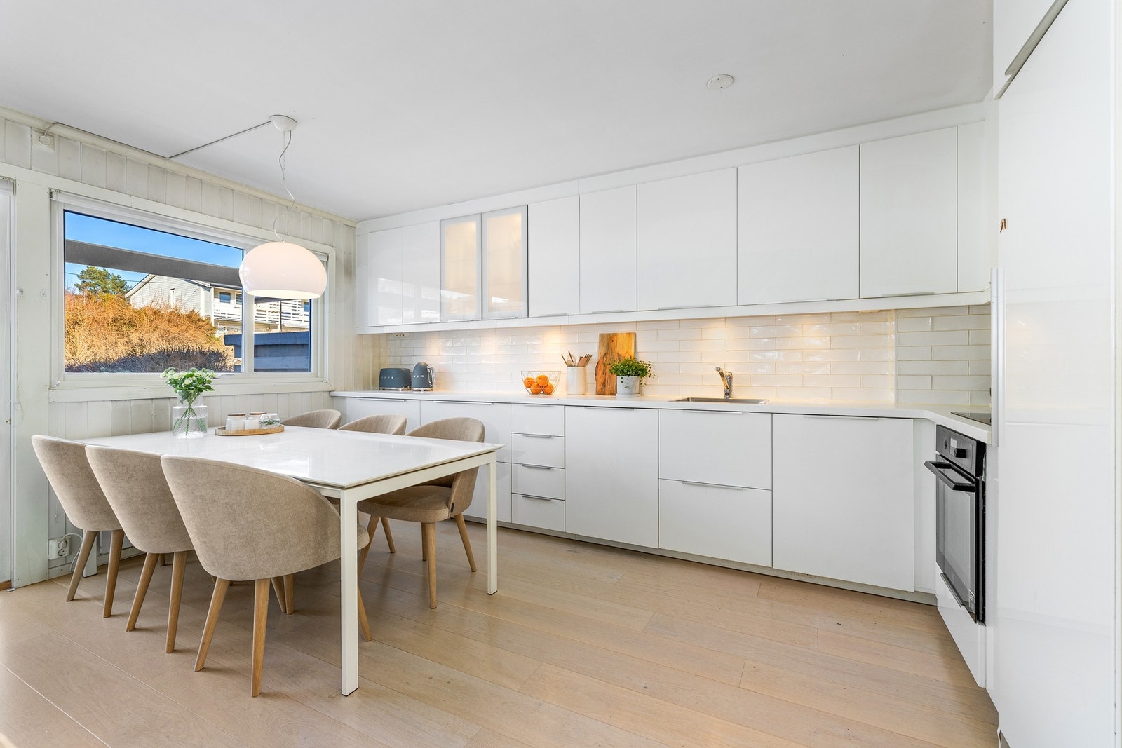 Innredningen har rikelig med lagringsplass i overskap og benkeskap/skuffer Galleribilde