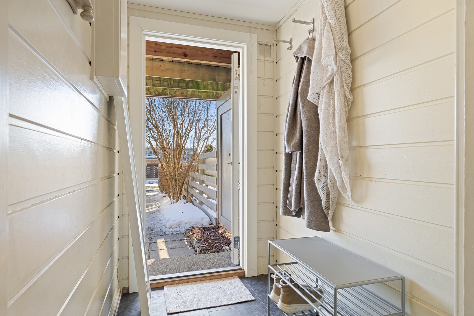 Entré med klesoppheng Galleribilde