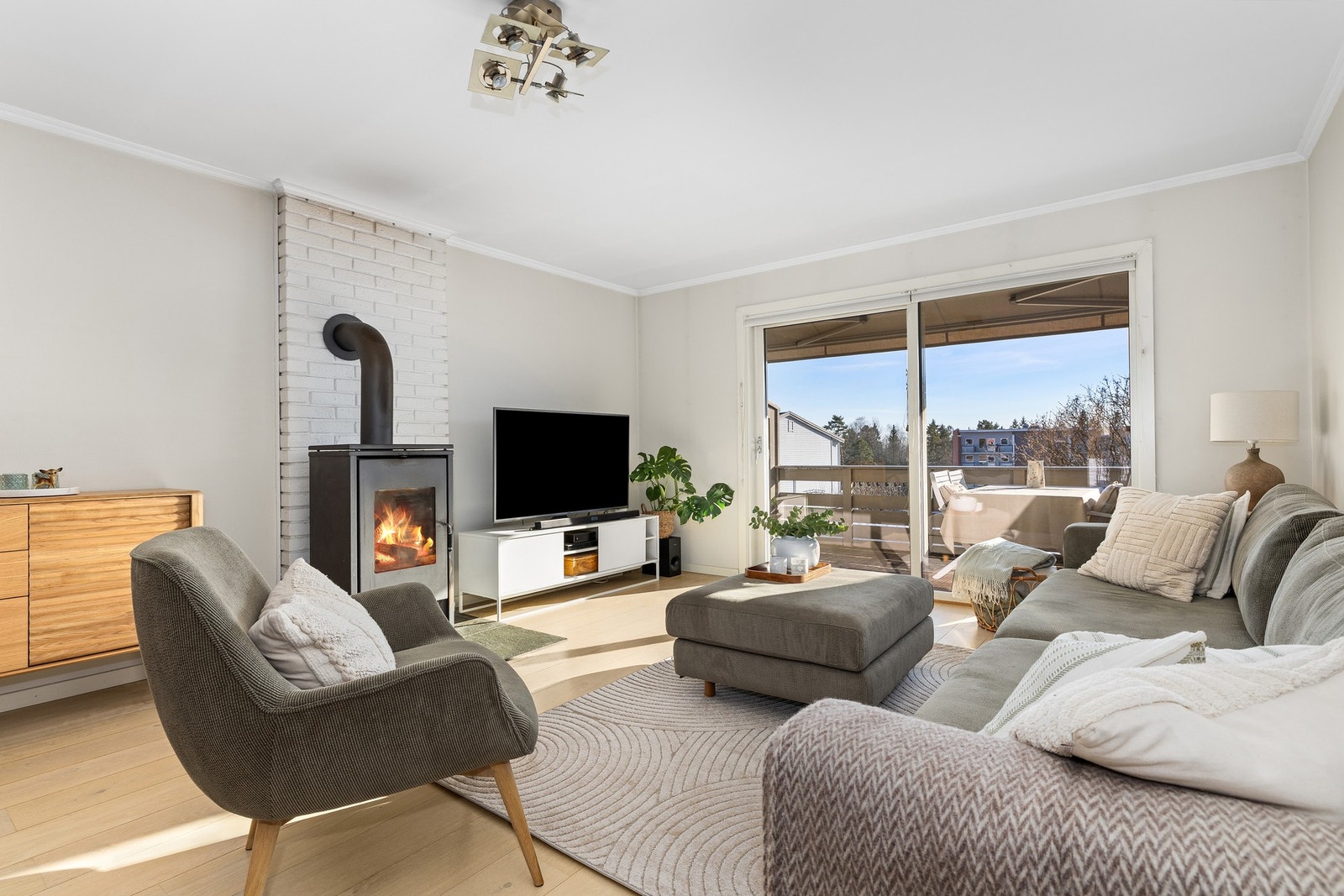 Boligen går over 3 plan med tilgang til solrik veranda, hage og fine uteplasser Galleribilde