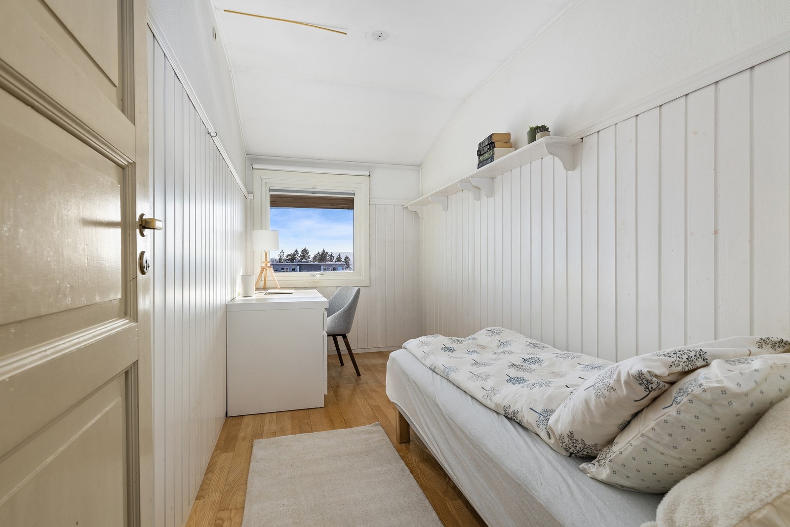 Soverom 2 passer fint til å innredes med enkeltseng og skrivepult Galleribilde