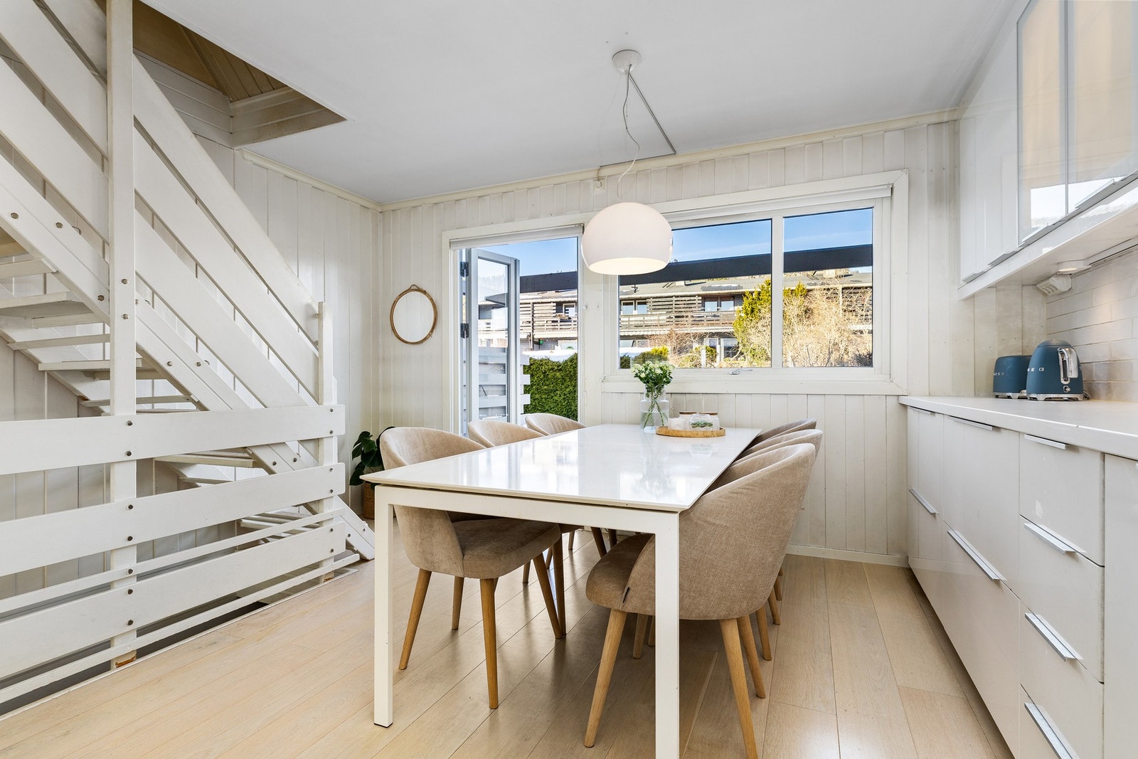 Spisestuen gir plass for hyggelige måltider med familie og venner Galleribilde