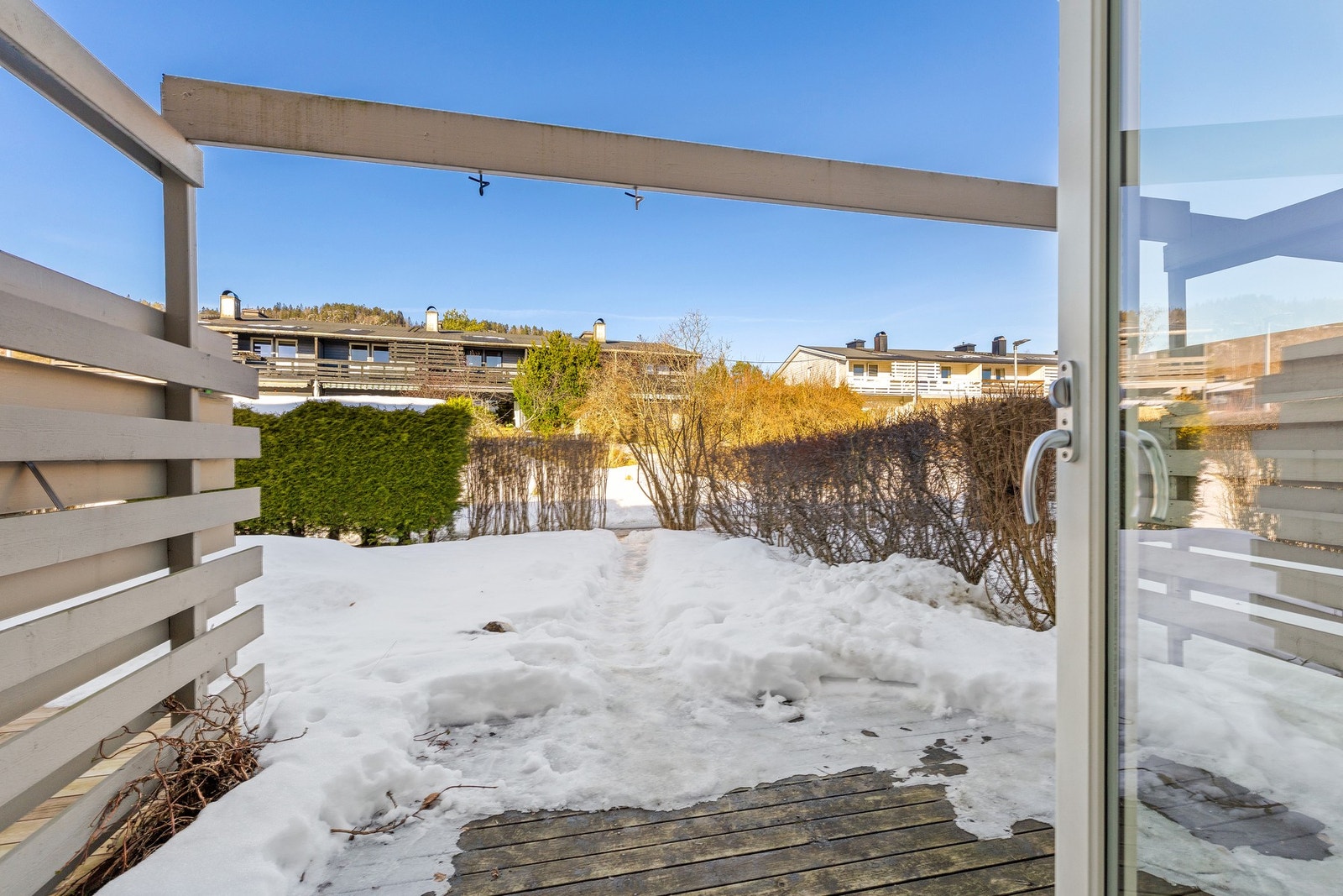 Uteplass og hagedel gir rom for rekreasjon og lek Galleribilde