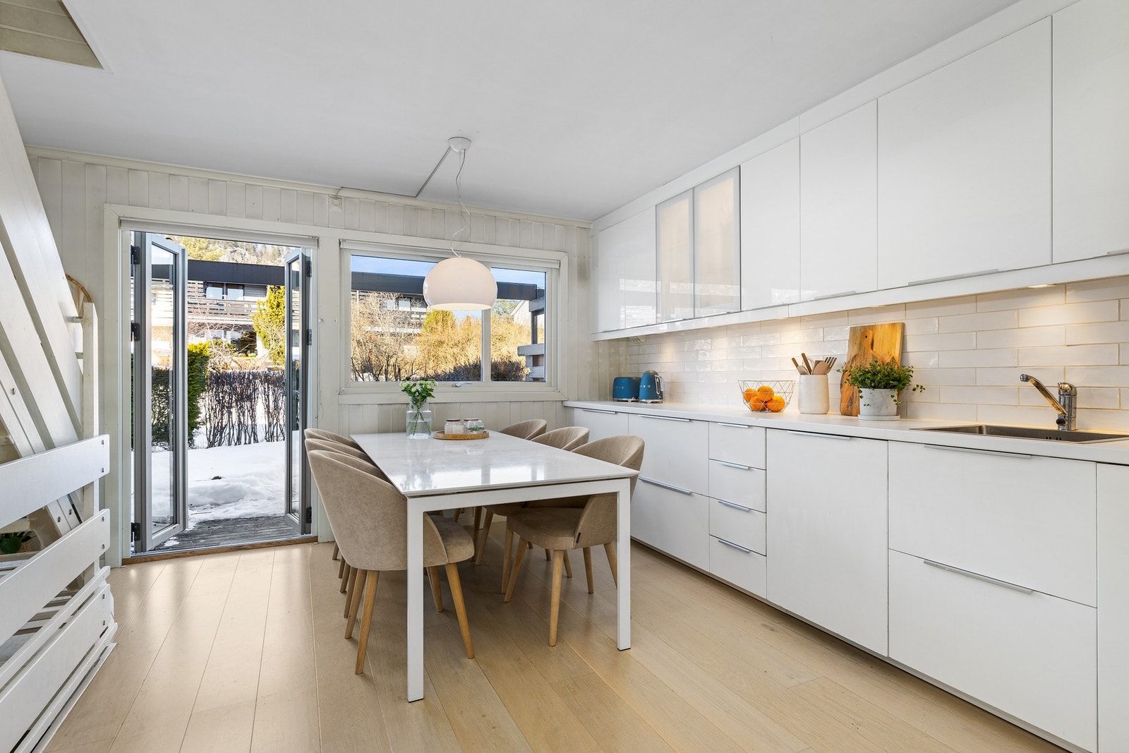 Kjøkkenet har utgang til platting og plass for spisestue Galleribilde