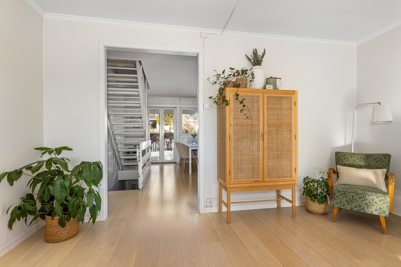 Stuen har åpen tilgang til kjøkken med trappeløp Galleribilde