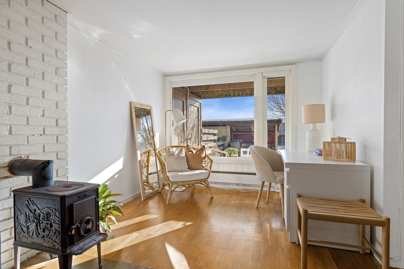 Stuen er utstyrt med en lukket vedovn Galleribilde