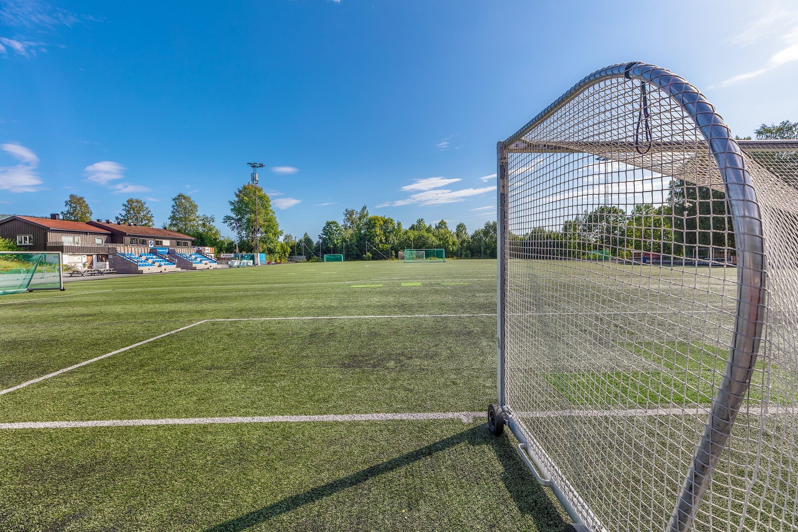 Området har god dekning av idrettstilbud, med fotballbaner og tennisklubb øverst i bakken Galleribilde