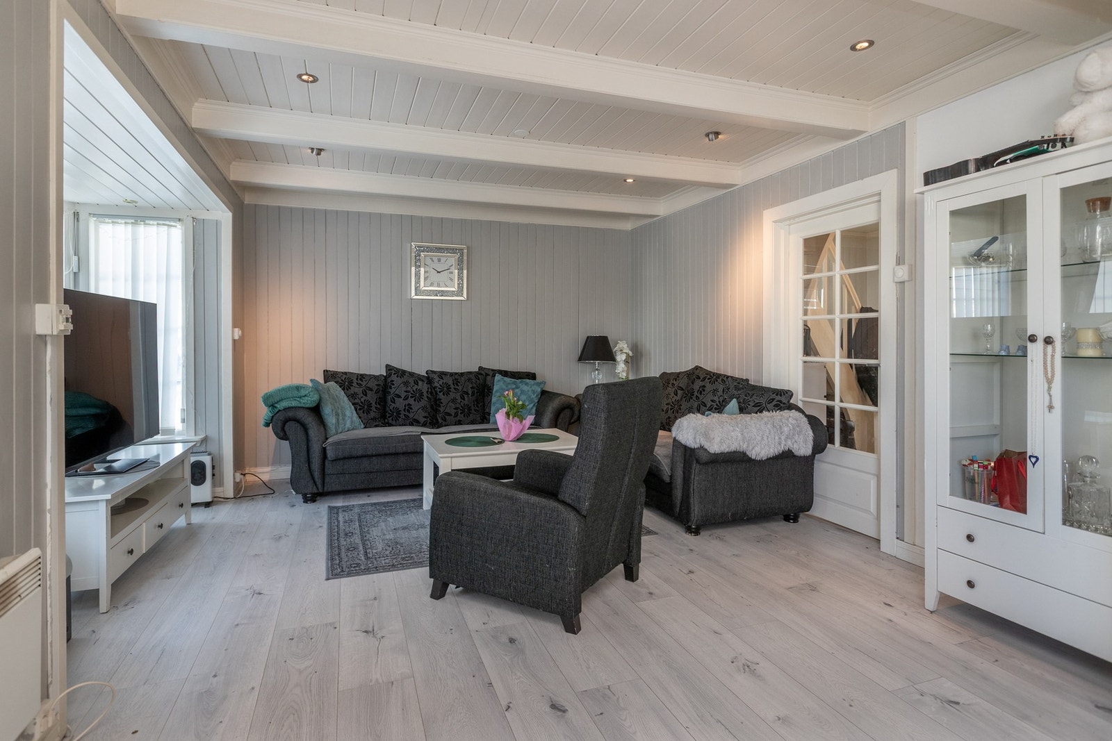 Lys og pen stue med god plass til møblering. Galleribilde