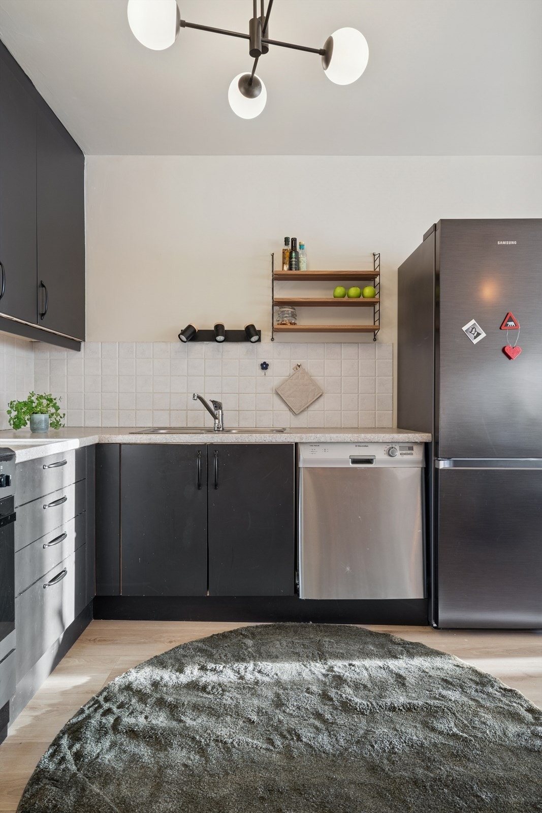 Praktiske fliser over benkeplaten forenkler renholdet etter matlaging. Galleribilde