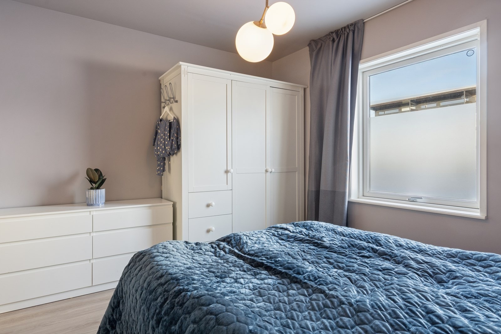 Hovedsoverommet har plass til dobbeltseng, tilhørende møblement og garderobeskap med god oppbevaringsplass. Galleribilde